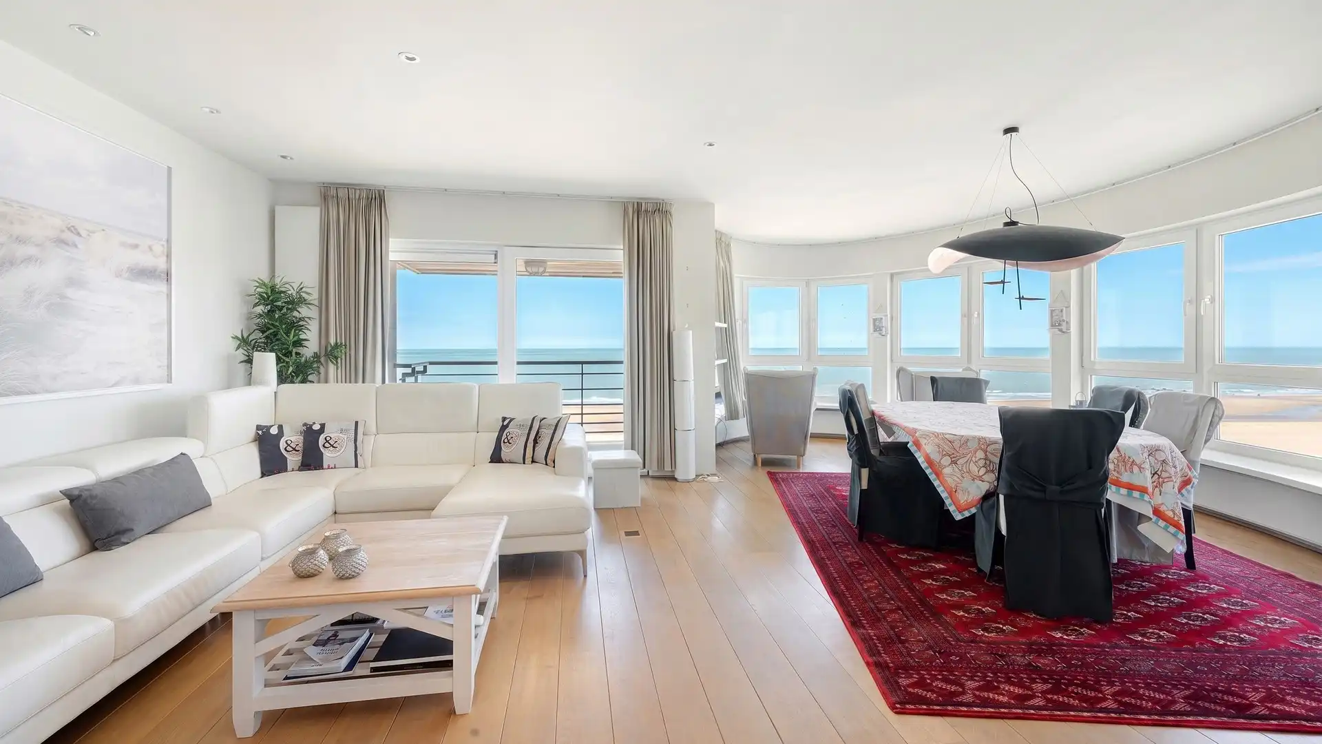 Schitterend hoekappartement in het hart van het Zoute met frontaal zeezicht. foto {{pictureIndex}}