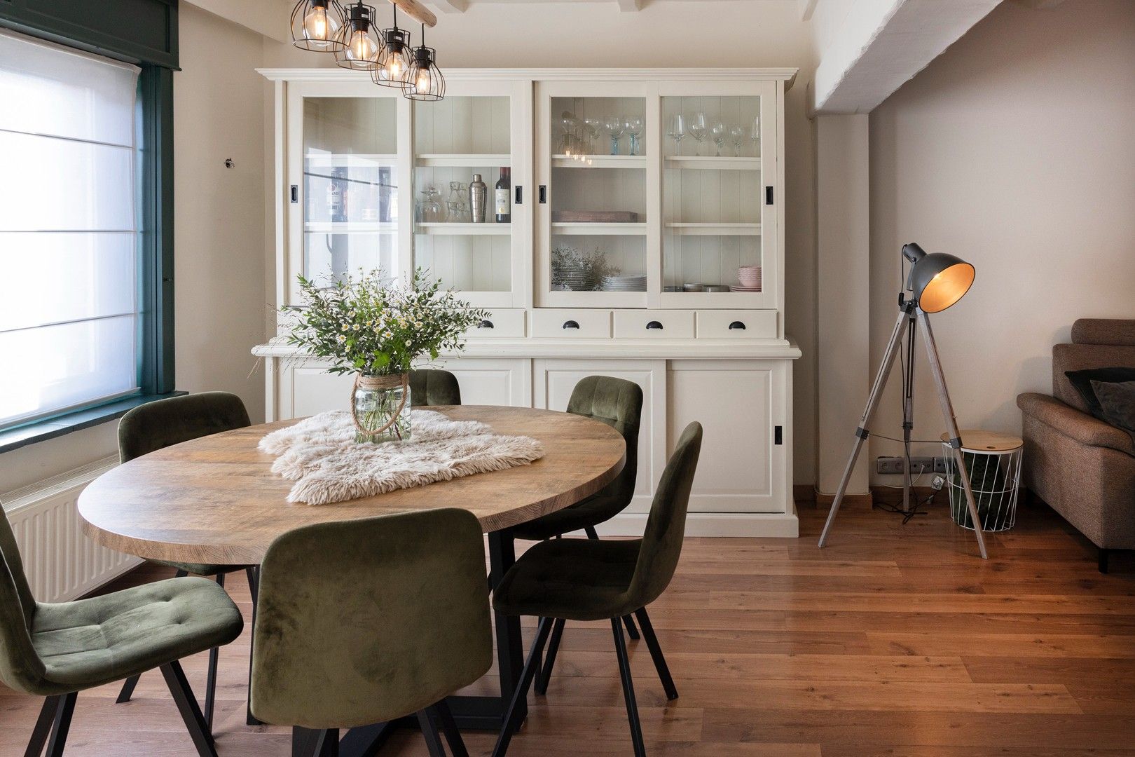 Ruime woning met 4 slpks, bureau en mogelijke praktijkruimte. foto 2