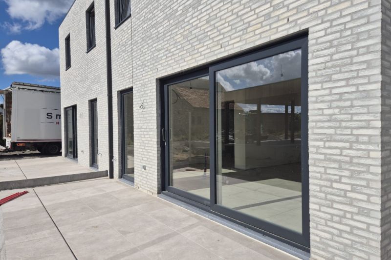 Hooglede: strakke halfopen nieuwbouwwoning met 3 slaapkamers, zuid-gerichte tuin, carport en berging op een perceel van 206 m², centrale ligging. foto 8