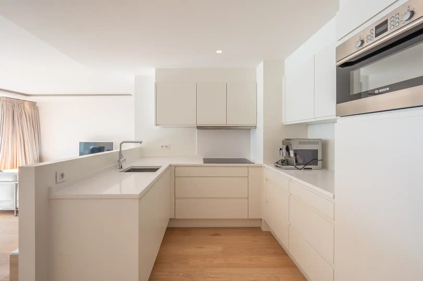 Hedendaags appartement genietend van een open zicht, centraal gelegen op de Kustlaan in het Zoute. foto 5