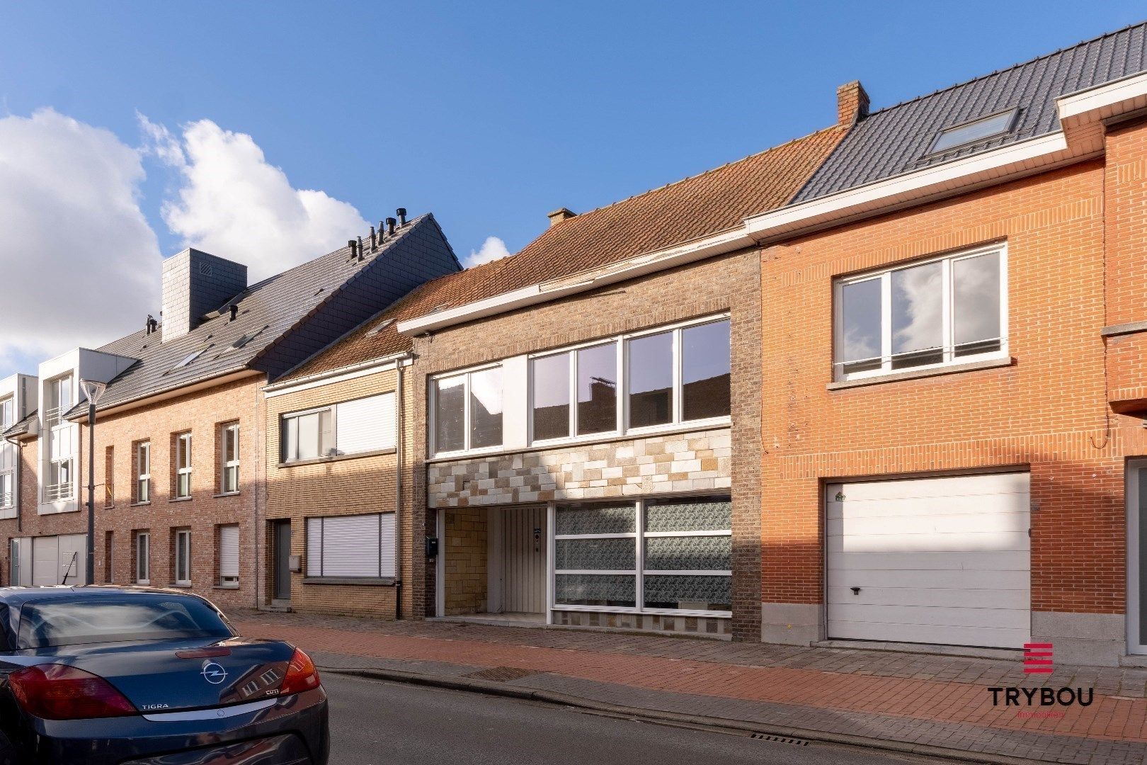 Hoofdfoto van de publicatie: Kwalitatieve karakterwoning met ruime garage, pal in het centrum van Houthulst