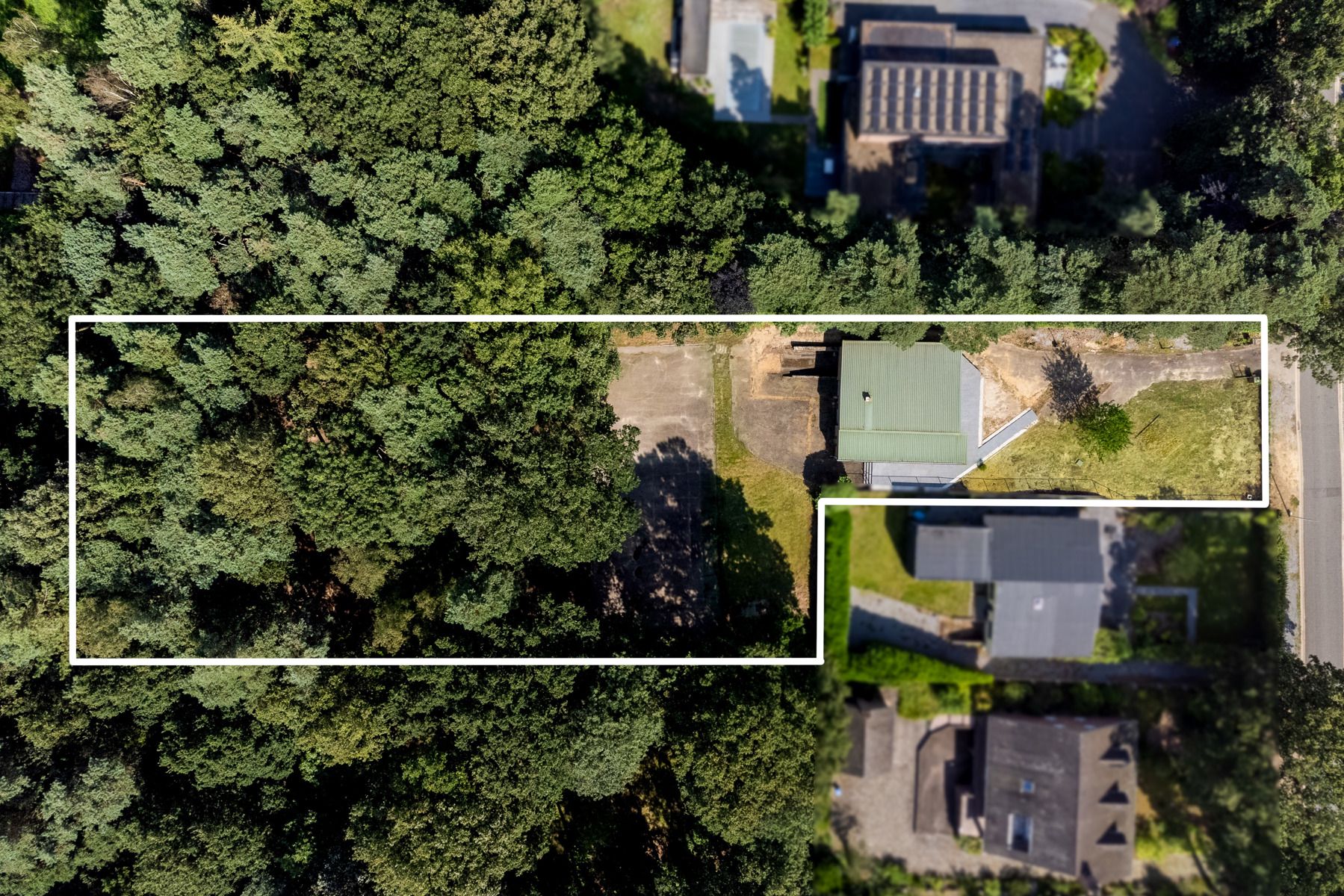 Deels gerenoveerde laagbouwvilla, residentieel gelegen in de bossen op een uitgestrekt perceel van 3.981m² foto 1