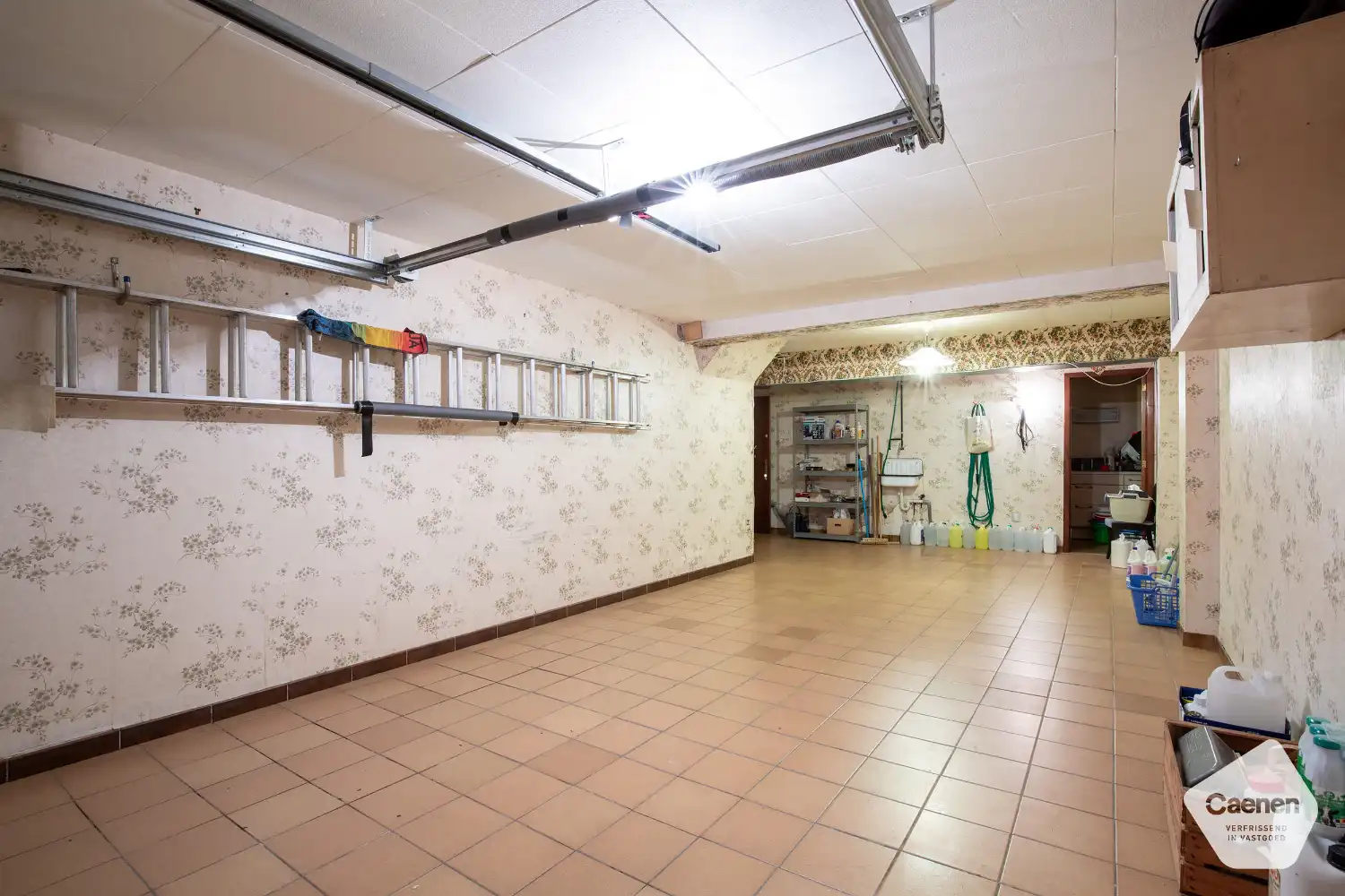 Ruime gezinswoning met inpandige garage op een rustige locatie foto 6