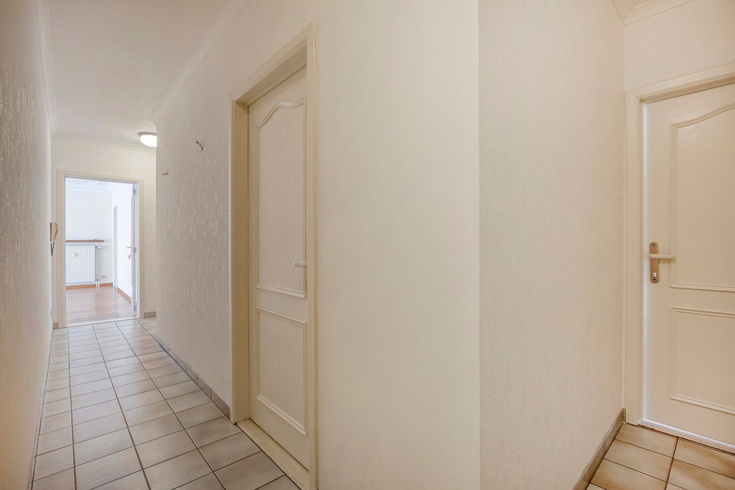 RUIM EN LICHT APPARTEMENT MET 3 SLPKS, TERRASSEN EN GARAGE IN HET HARTJE VAN LUMMEN! foto 4
