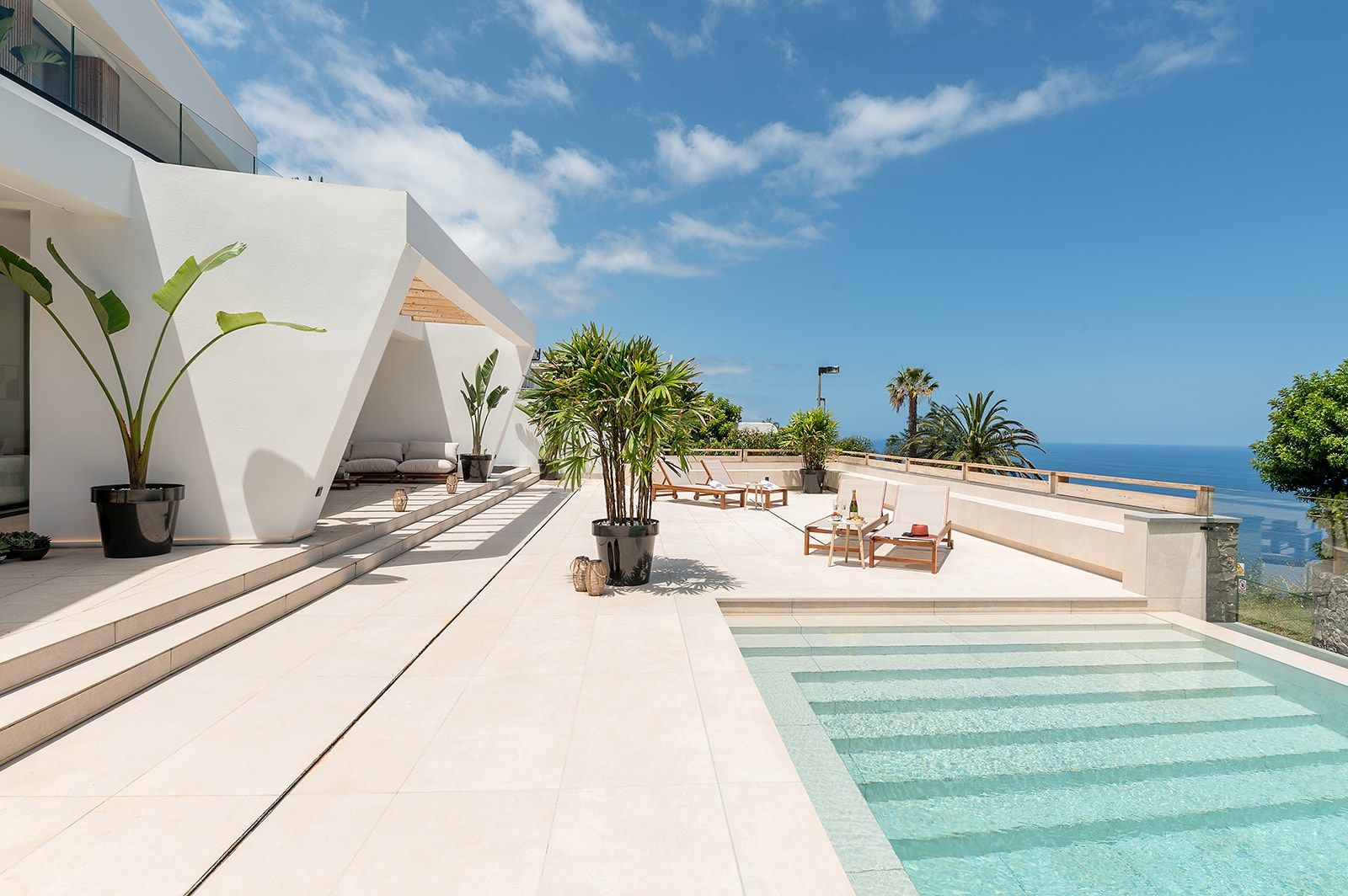 Gloednieuwe luxe villa met infinity pool en zeezicht in El Sauzal, Noord-Tenerife foto {{pictureIndex}}