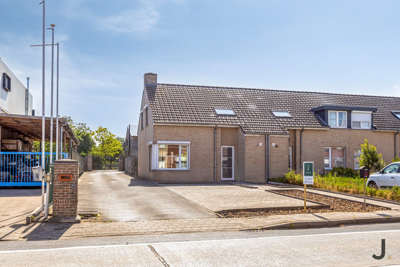 Moderne, energiezuinige halfopen gezinswoning in Rekkem foto {{pictureIndex}}