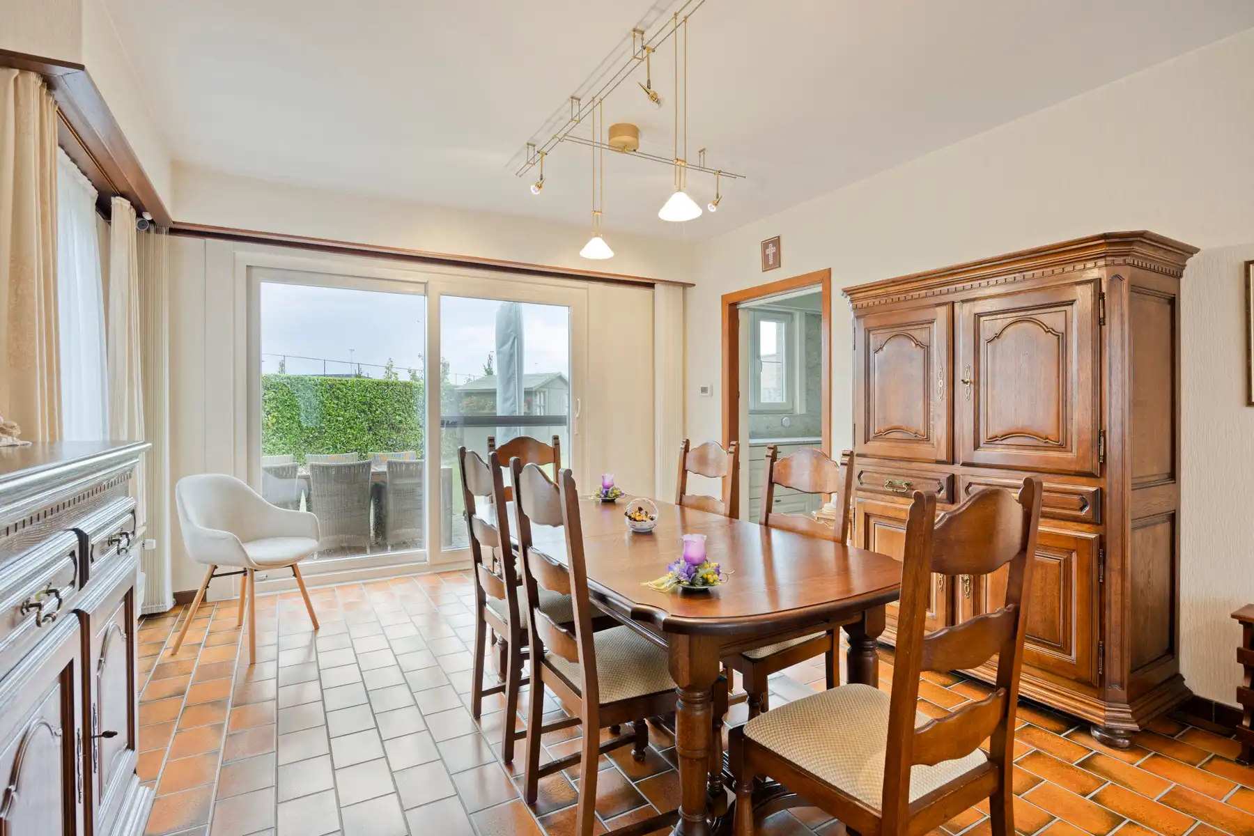 Karaktervolle woning met omheinde tuin en veel staanplaatsen foto 7