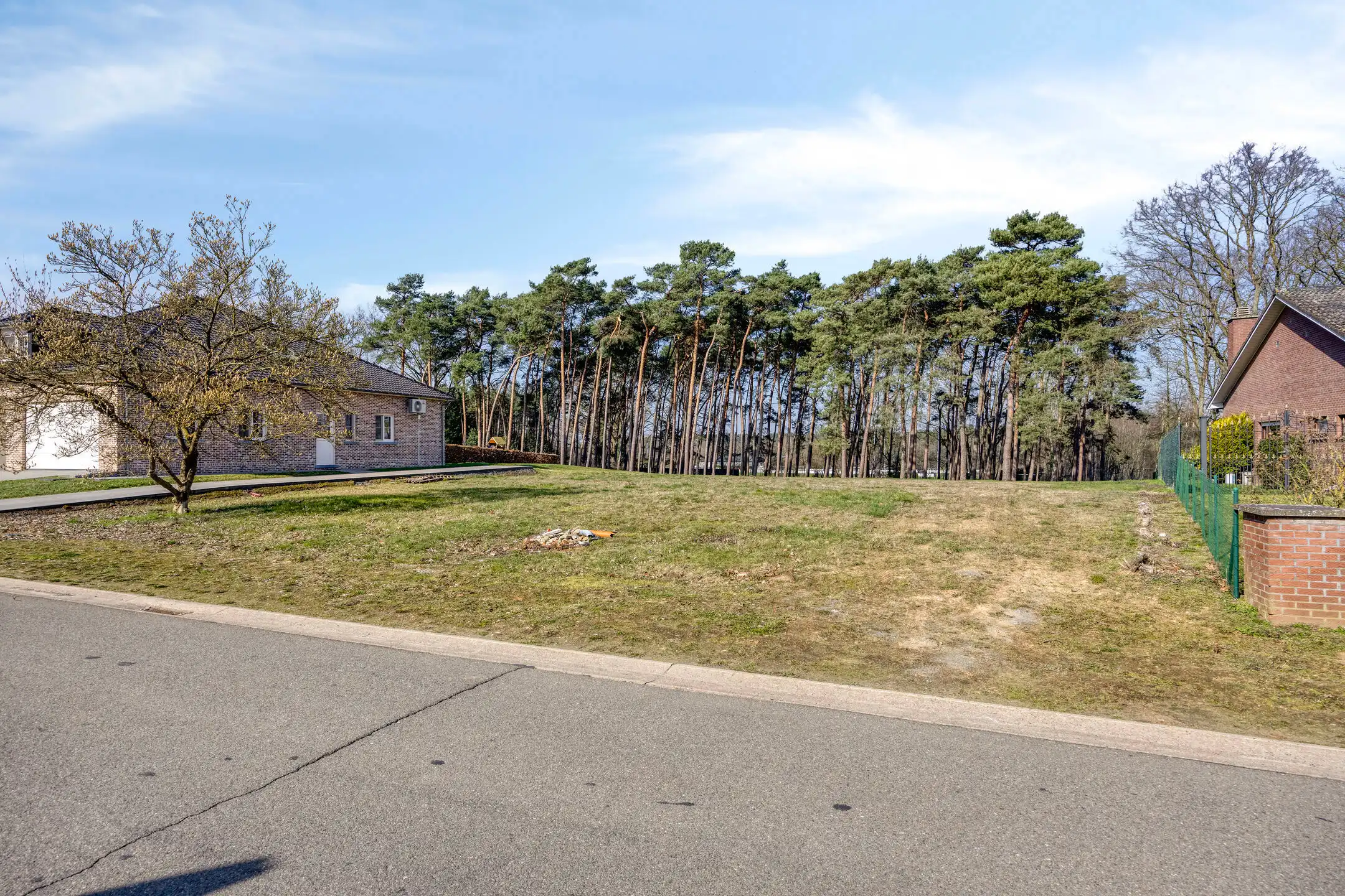 Bouwgrond voor open bebouwing op een ruim perceel van 30 are foto {{pictureIndex}}