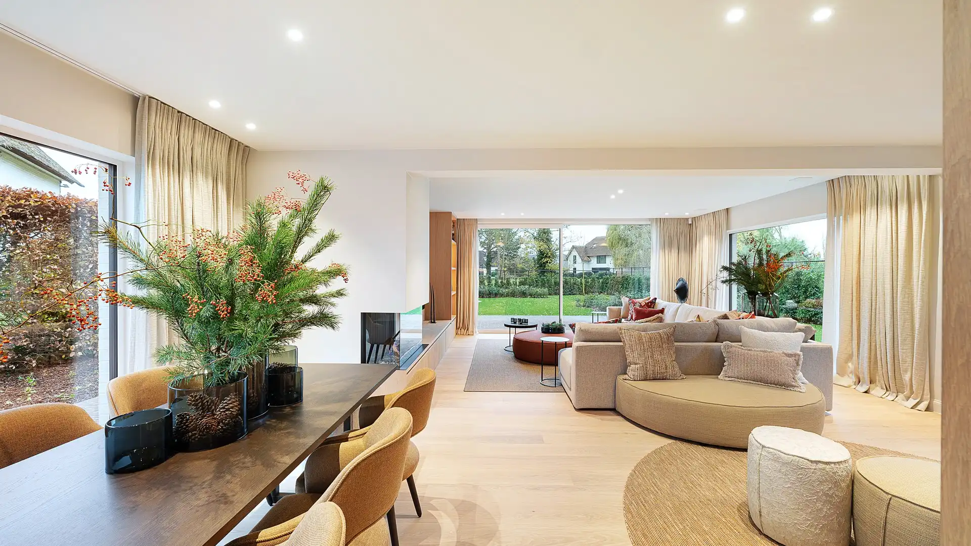 Luxueuze, alleenstaande villa in een residentiële wijk in Knokke met 5 slaapkamers. foto {{pictureIndex}}