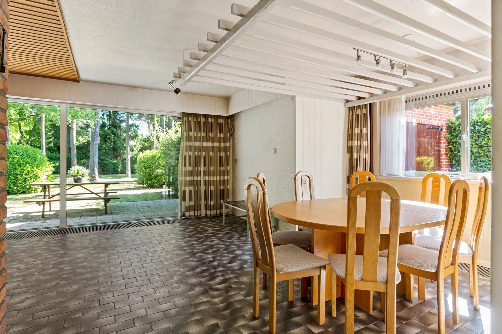 Vrijstaande woning met grote tuin in rustige buurt foto 5