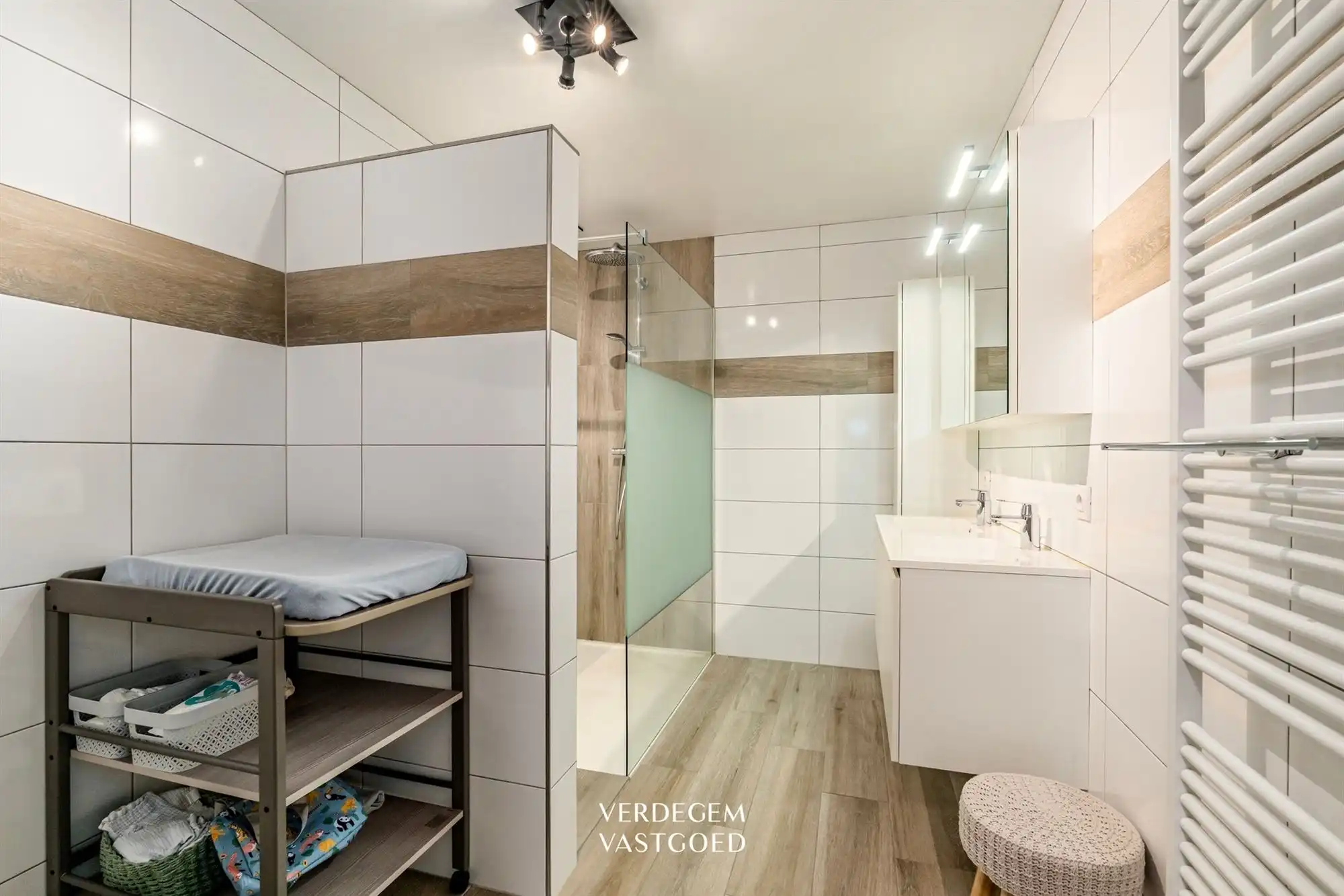 Knappe woning in een rustige buurt met 4 slaapkamers en heerlijke tuin foto 14