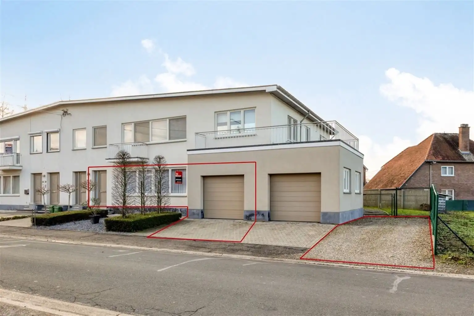 Zeer ruim, gelijkvloers appartement met 3 slaapkamers, tuin, inpandige garage en extra parkeergelegenheden gelegen nabij het centrum van Maaseik. foto 19