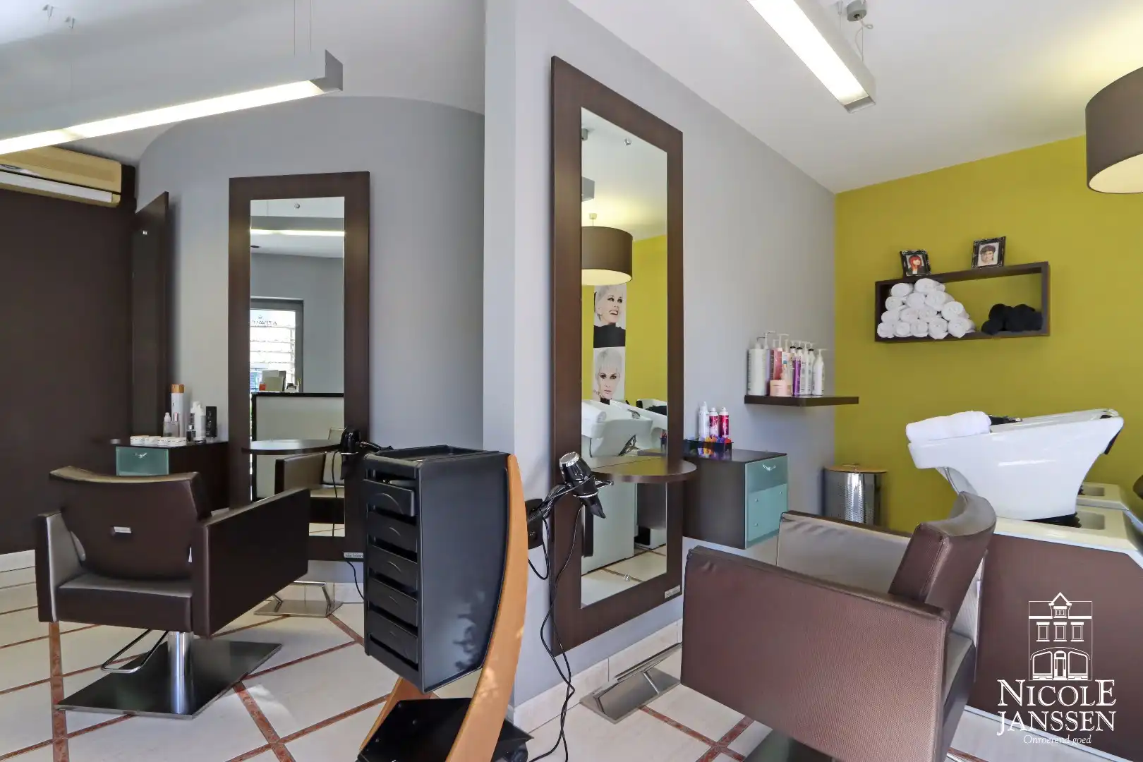 Instapklare woning met ruimte voor praktijk en mooie ingesloten tuin in Bree centrum foto 9