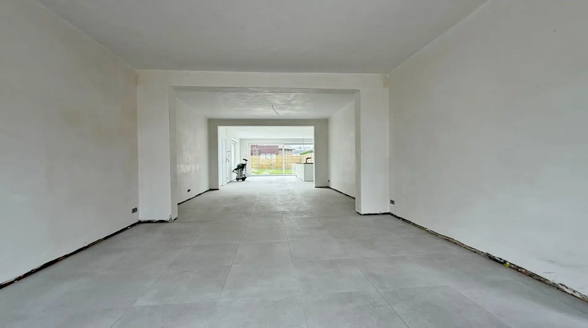 Zeer ruime nieuwbouwwoning in de dorpskern van Noordschote met grote garage en tuin.  foto 3