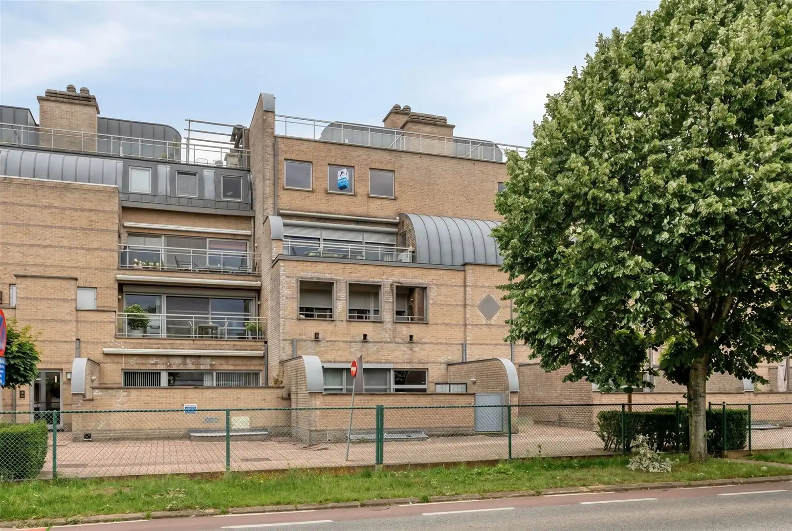 TE KOOP: Instapklaar duplexappartement met 3 slaapkamers en prachtig terras in hartje Zolder! foto 2