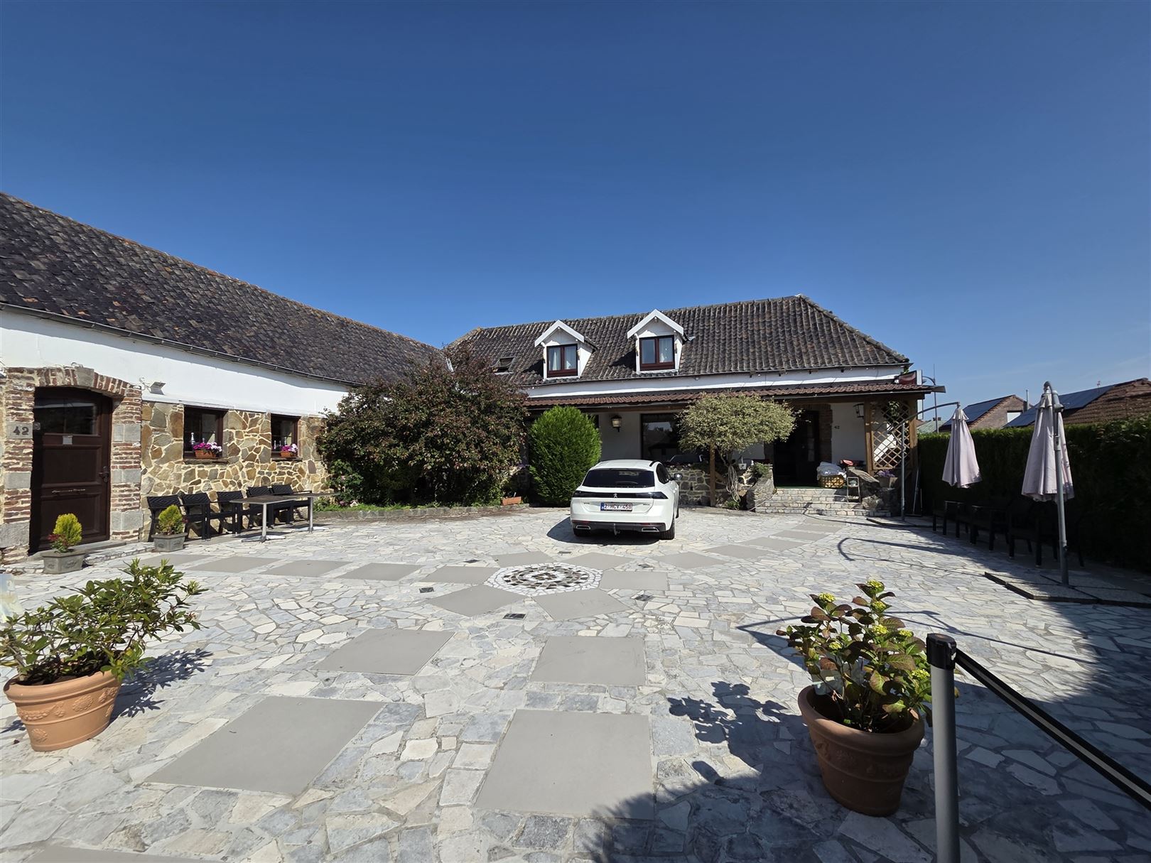 Veelzijdig gebouw: restaurant, hotel en feestzaal te Rebaix foto 2