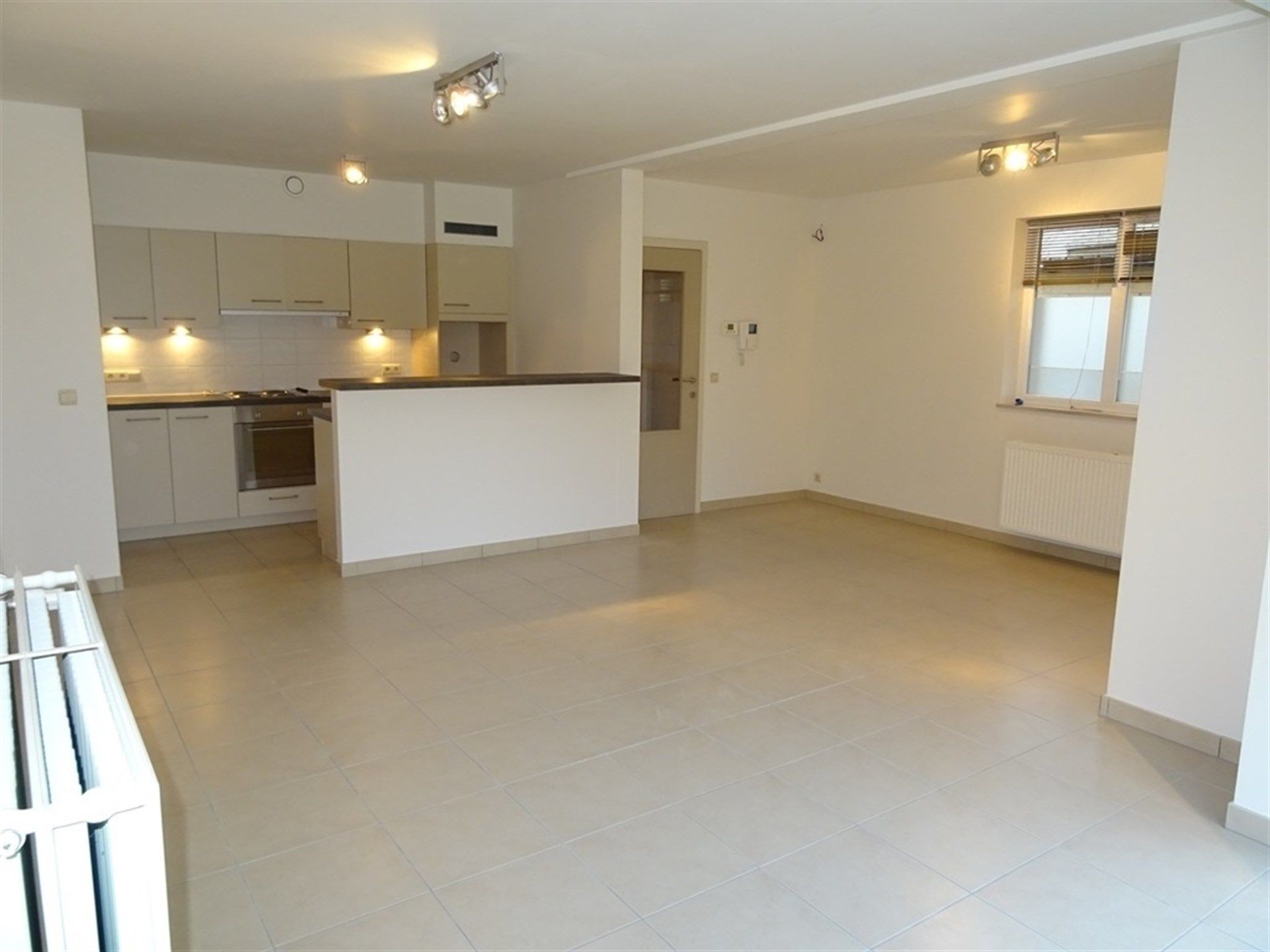 Gelijkvloers appartement met terras gelegen op wandelafstand van het centrum. foto 4