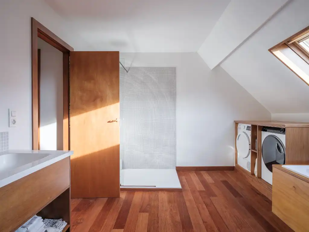 Uniek gerenoveerde, instapklare woning op fietsafstand van het stadscentrum met aangename buitenruimtes (terras en stadstuin) en 3 volwaardige slaapkamers. foto 11