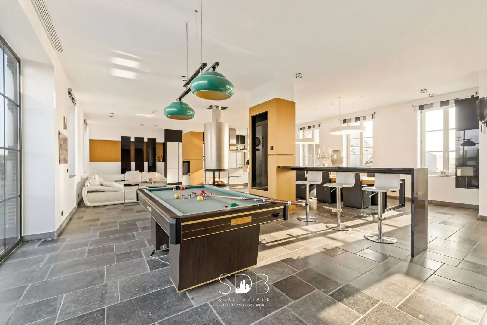 Prachtige villa in hoevestijl met bijgebouwen en graslanden op 89.070m² foto 18