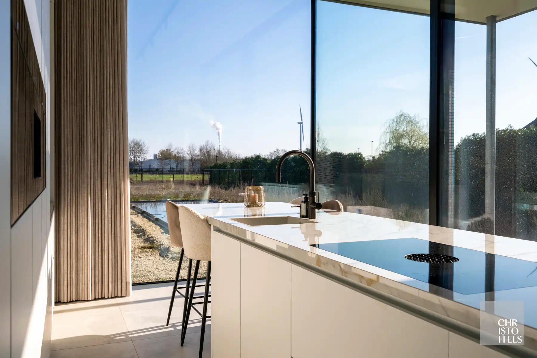 Architecturale villa op een perceel van 16a met zwembad en poolhouse!  foto 2