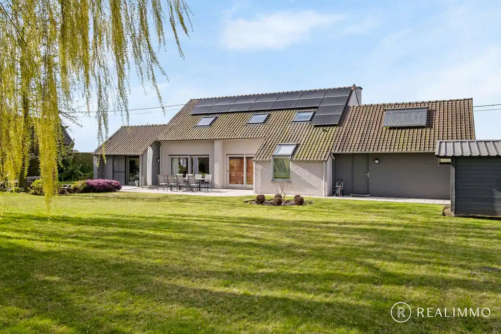 Ruime villa met 4 slaapkamers op ruim perceel met prachtige ligging! foto 3