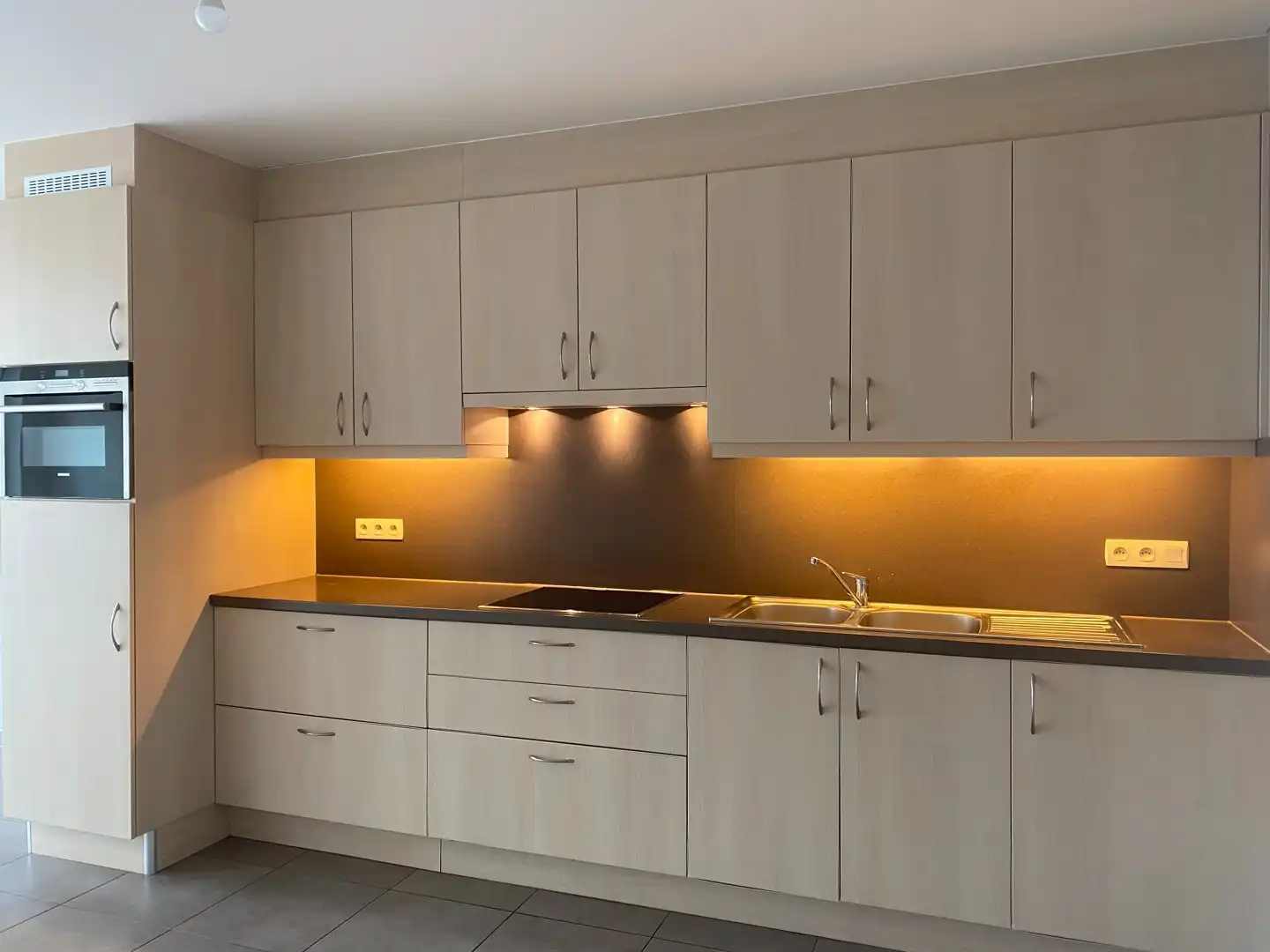 Verzorgd duplex-appartement met 3 slaapkamers en een autostaanplaats foto 2