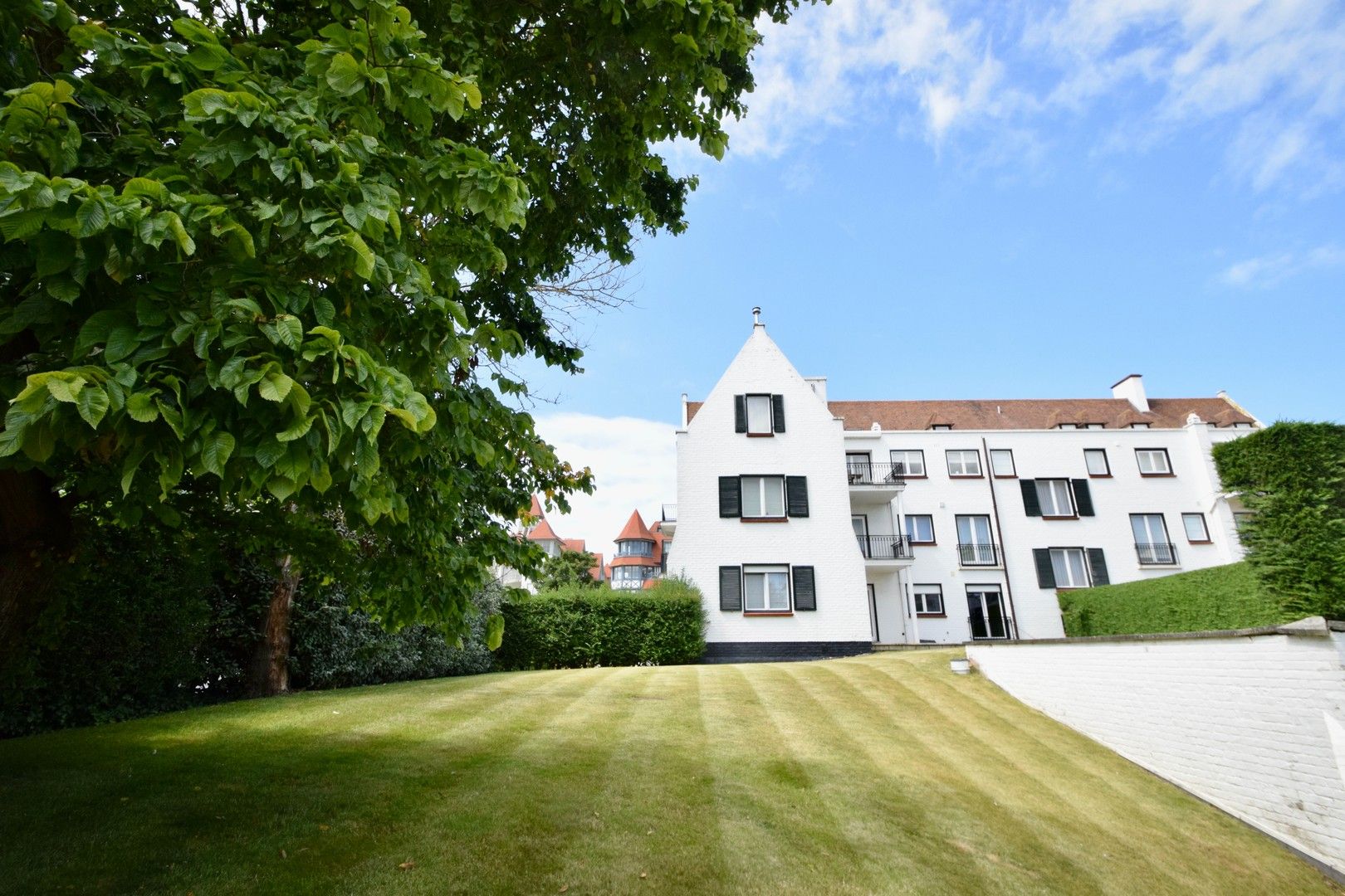 Prachtig tuinappartement met zonnige tuin in een villa residentie in het Zoute op enkele stappen van de zee en de winkels. foto 5