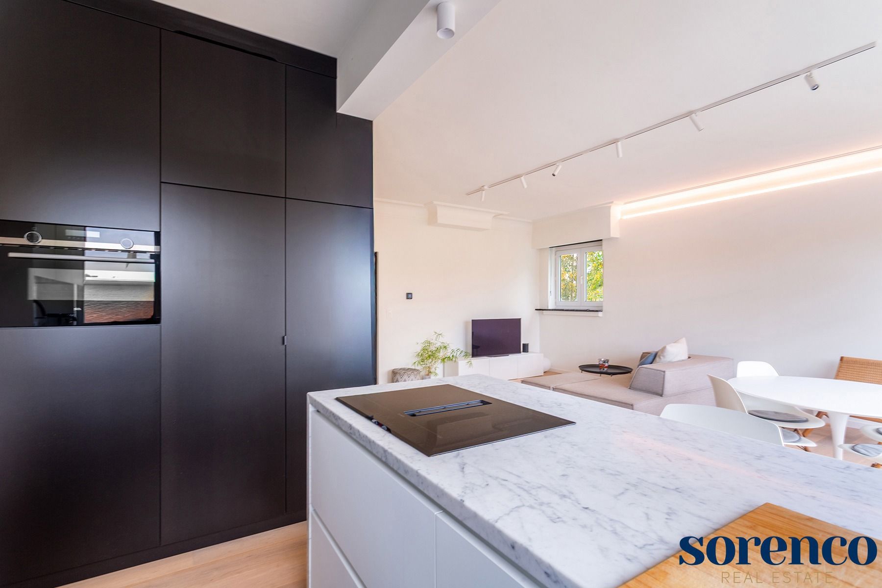 Wilrijk - Gerenoveerd en lichtrijk hoekapp.+ terras. foto 9