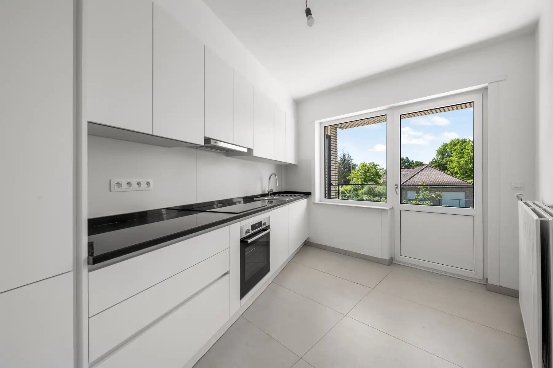 Gerenoveerd 2 slaapkamerappartement met garage foto 4