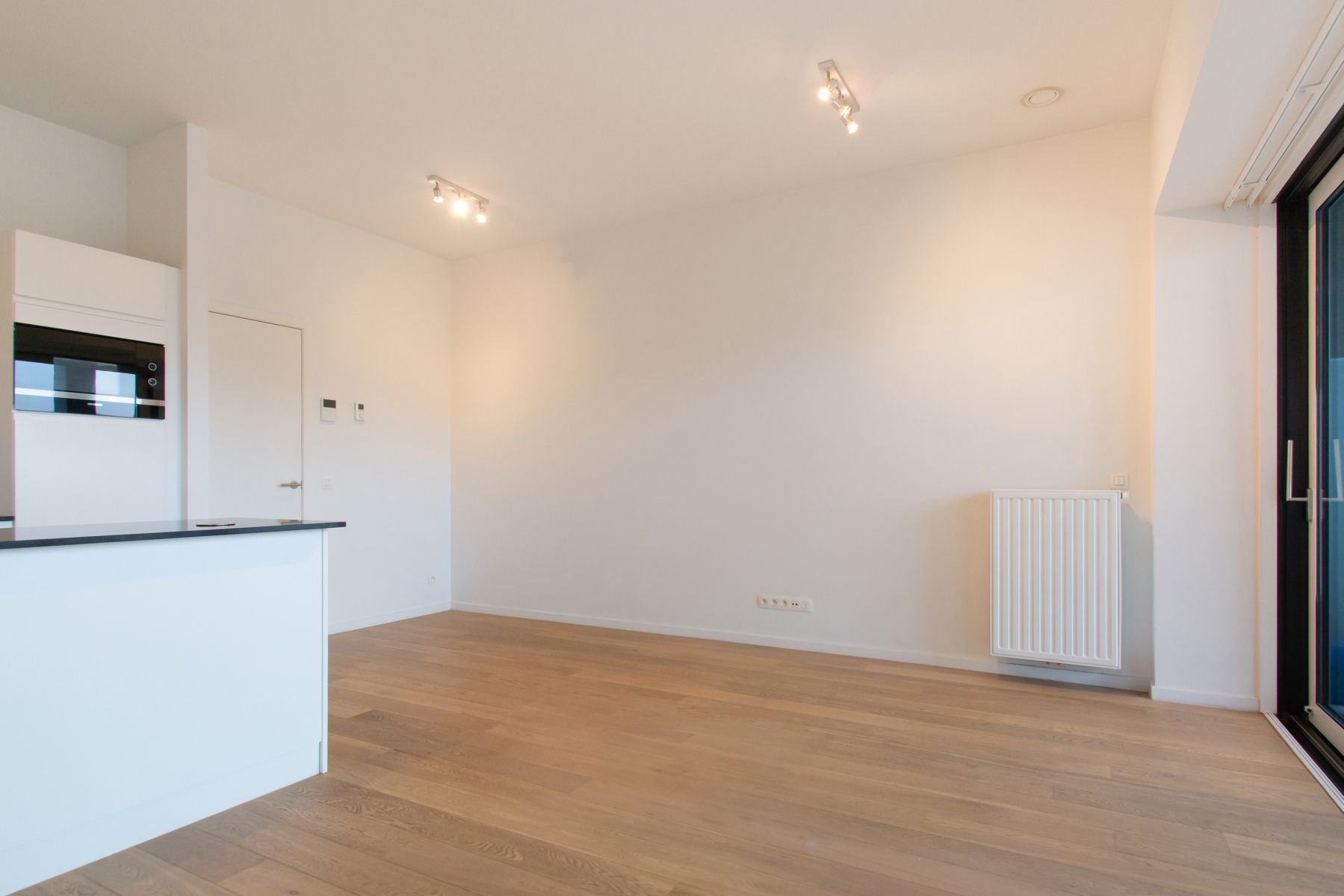 Ongemeubeld 1 slaapkamer app. met mooi terrras foto 3