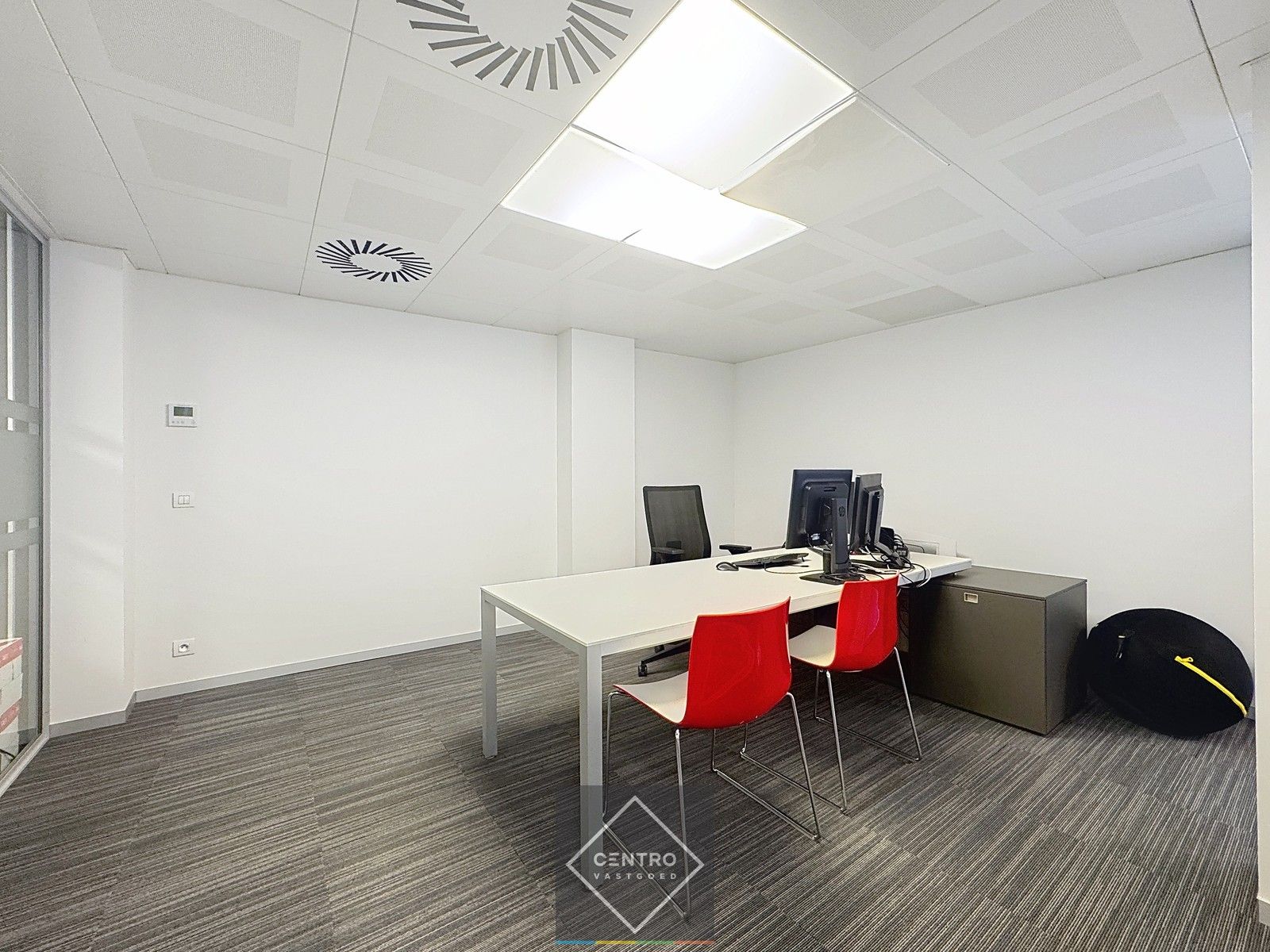 Instapklare KANTOORRUIMTE met kelderverdieping en gratis openbare parkeergelegenheid (15-tal wagens) voor de deur! foto 6
