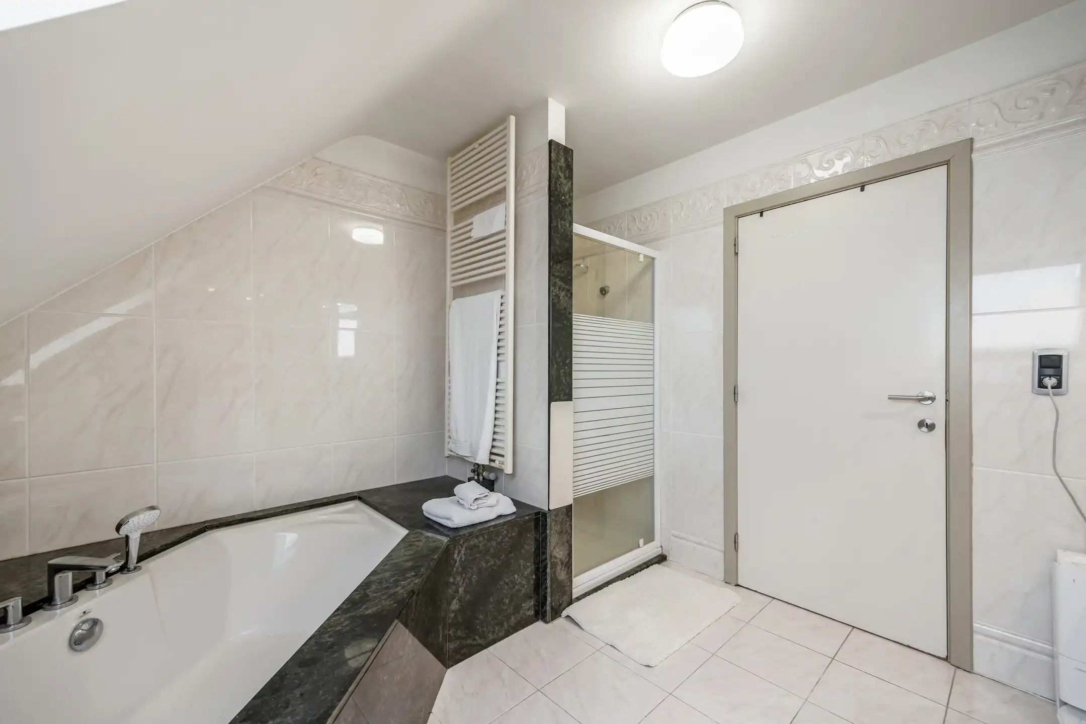 Centrale residentie met handelsruimte te Bilzen foto 12