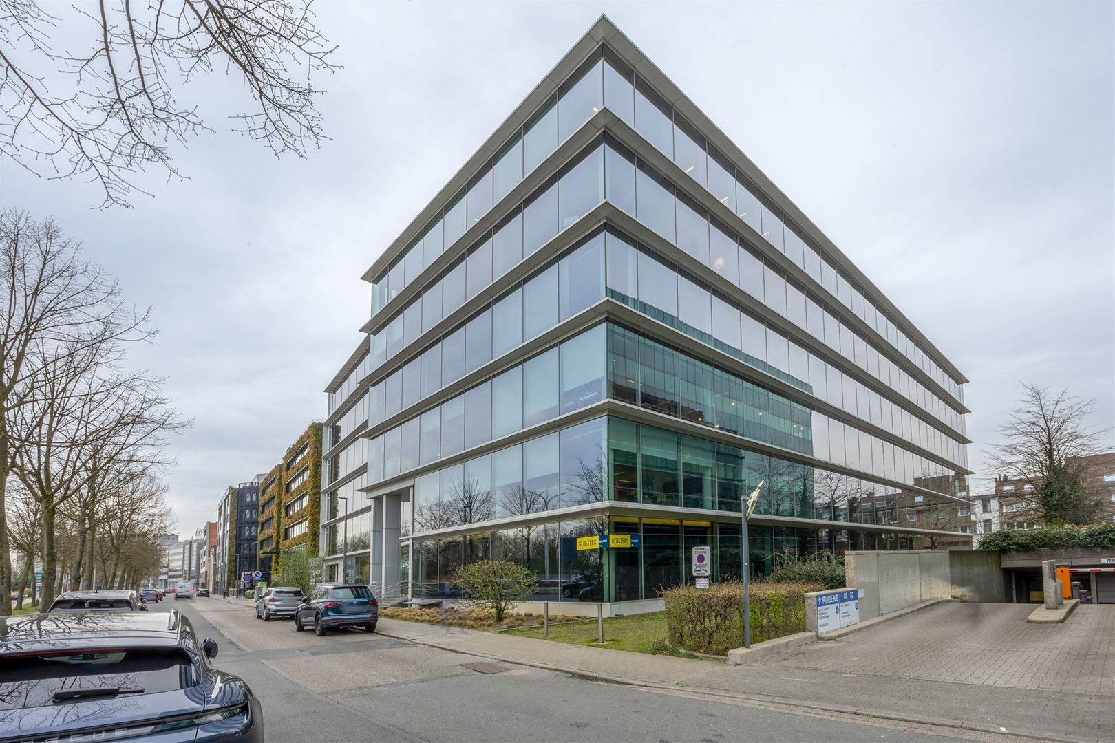 Kantoorverdieping te huur in modern kantoorgebouw foto {{pictureIndex}}