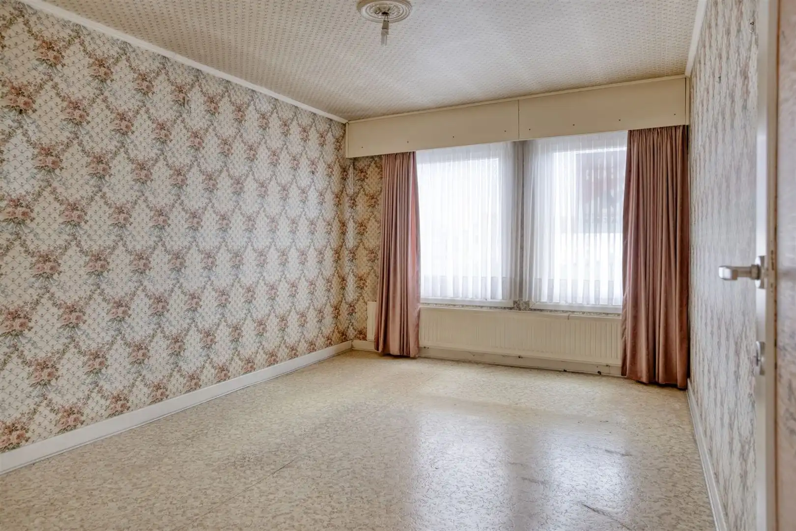 Te renoveren woning gelegen aan het plein in Kaprijke ! foto 12