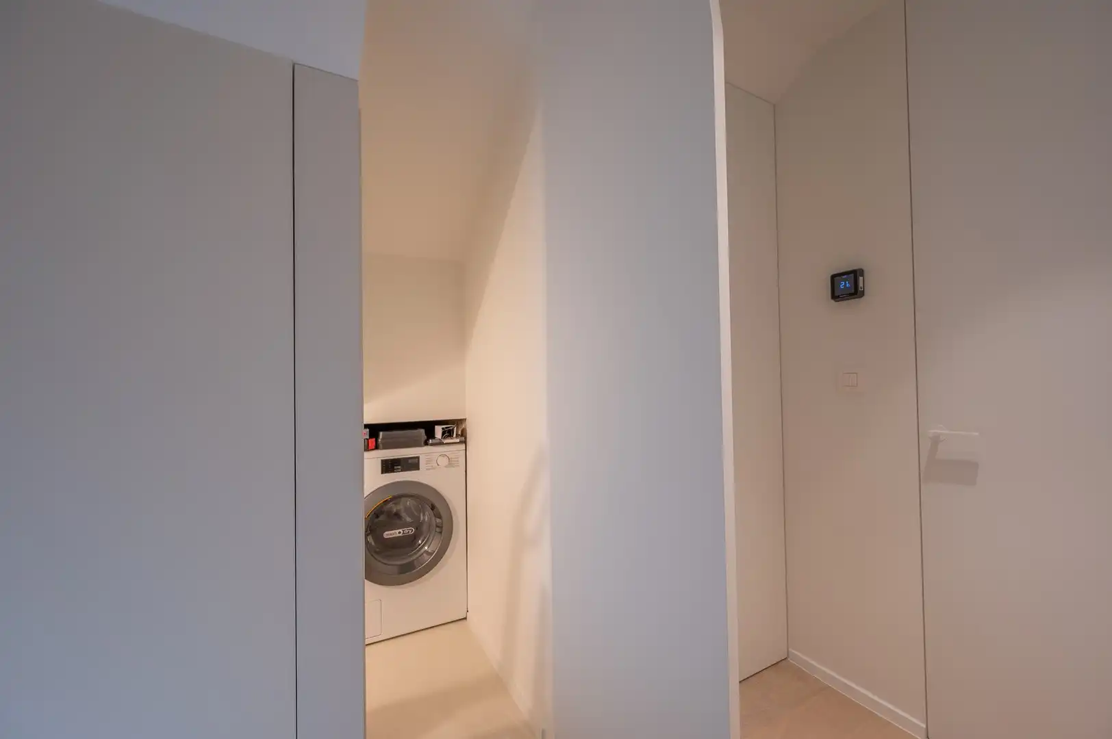 Zonnig gerenoveerd appartement met zuidwest gericht terras en open zicht op wandelafstand van het strand in hartje Zoute. foto 17