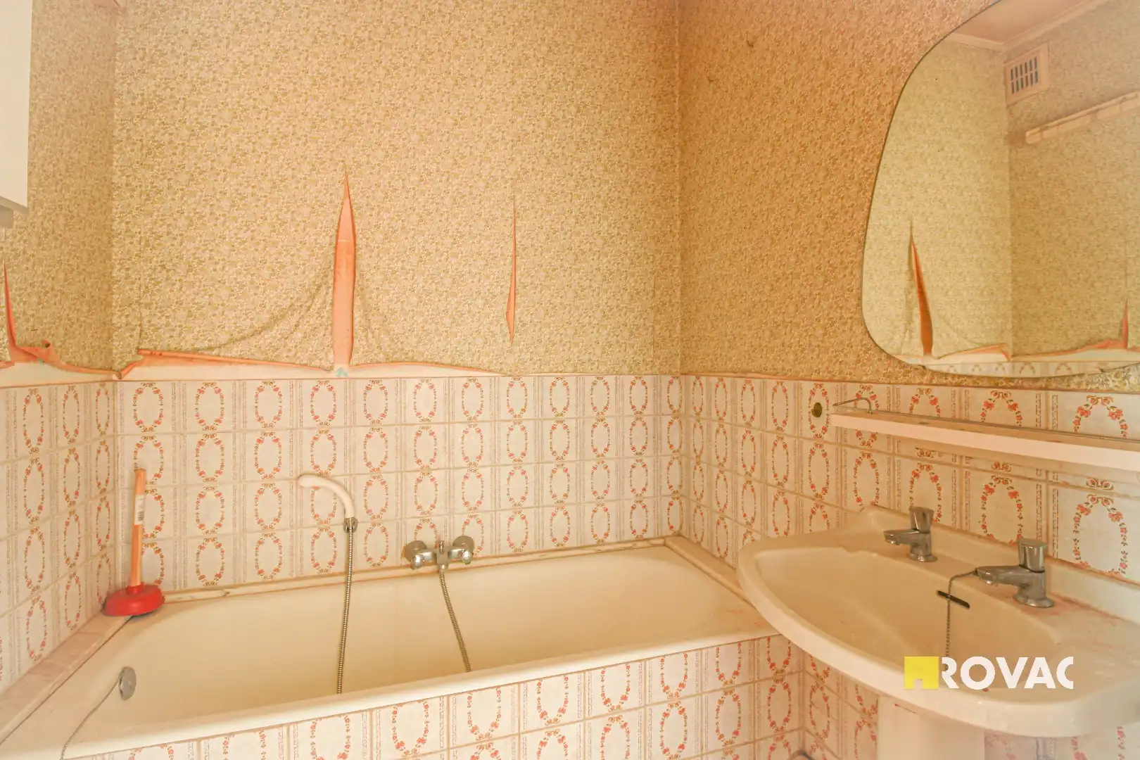 Deels te renoveren lichtrijk appartement met garage! foto 7