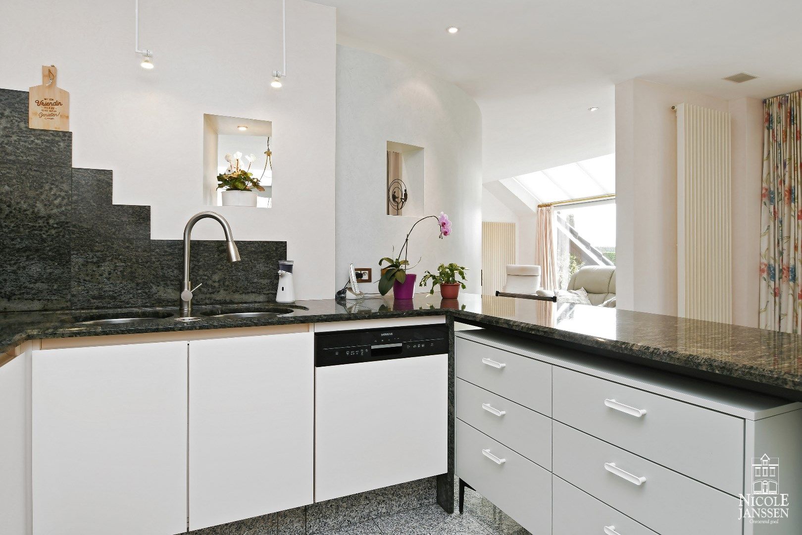 Vrijstaande gelijkvloerse gezinswoning met 4 slaapkamers en prachtige tuin foto 12