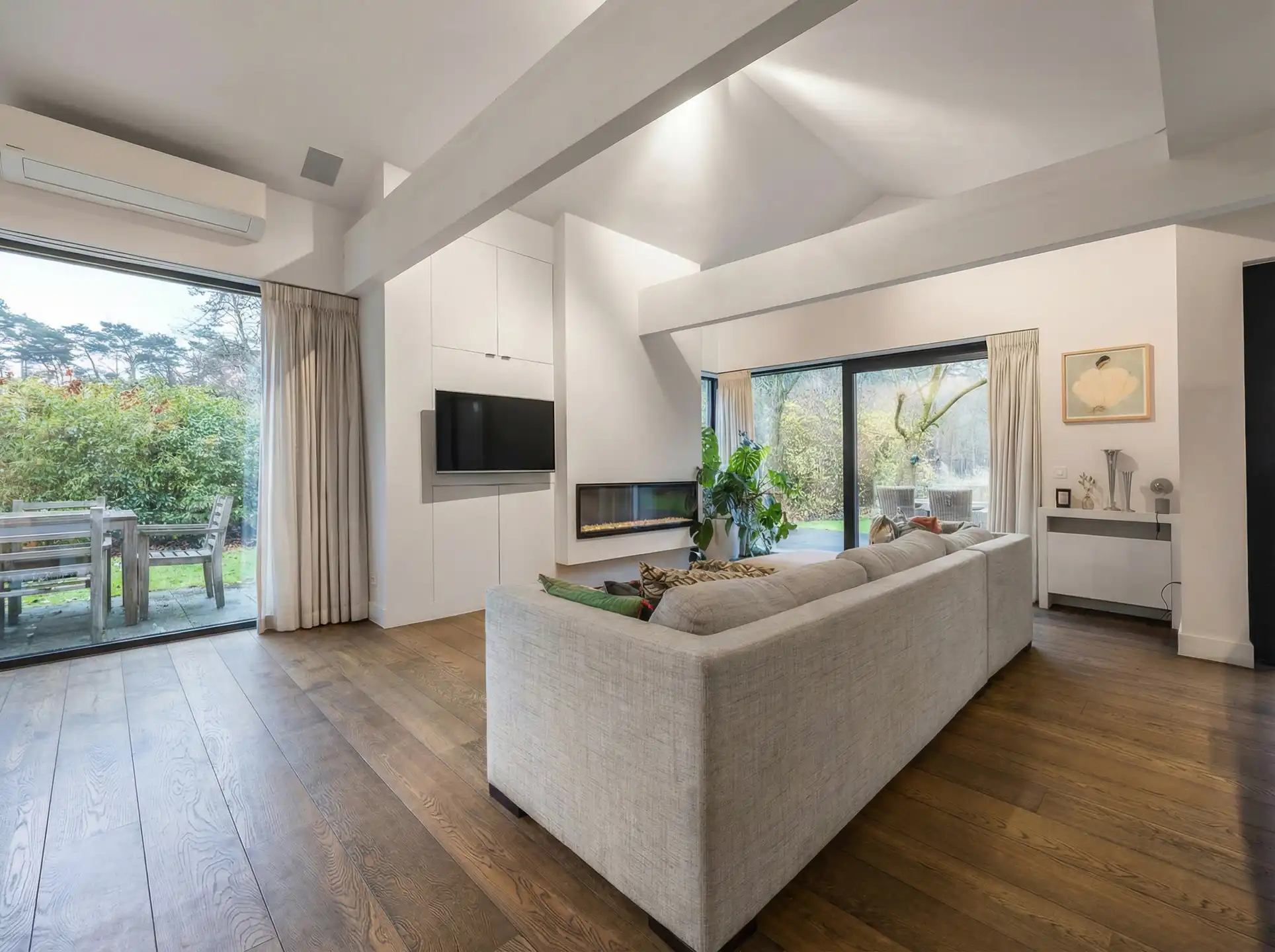 Karakterwoning met brutalistische gevel  in Hof ter Linden foto 4