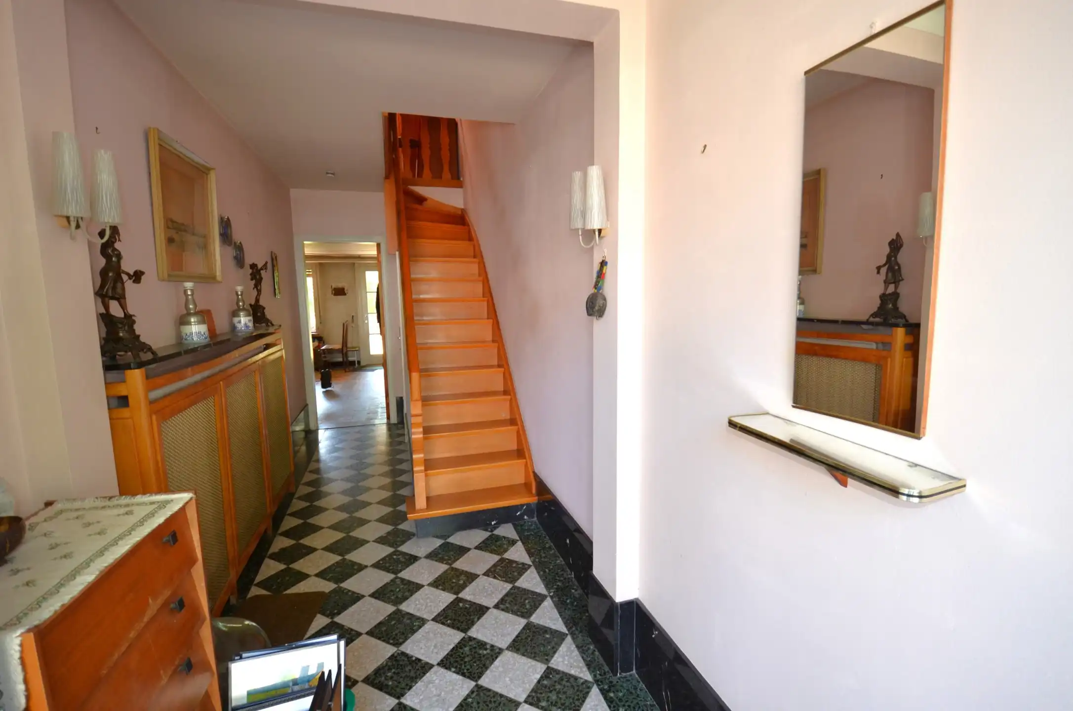 Te renoveren woning met 2 slaapkamers, garage en zonnige zuid-tuin foto 3