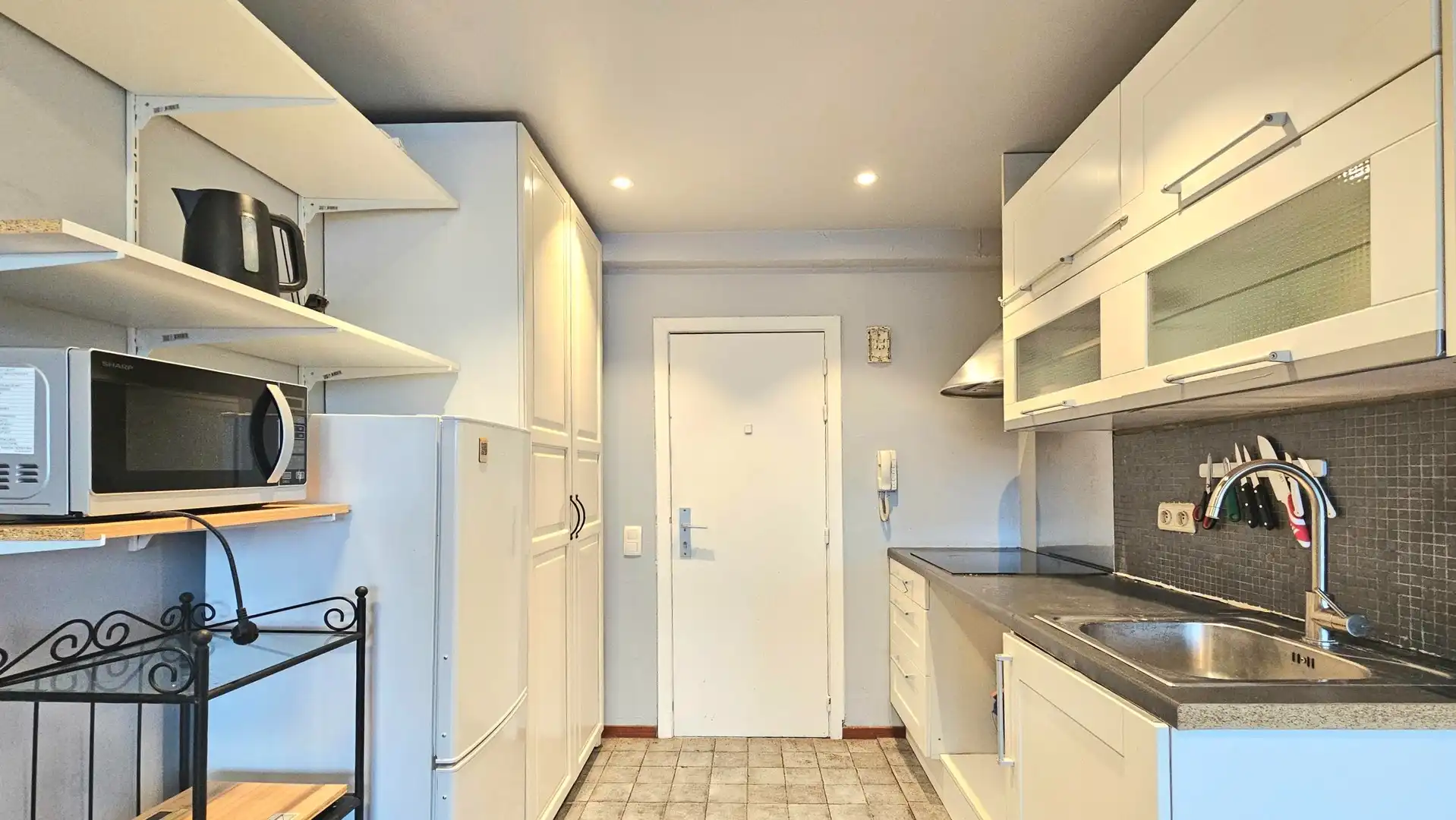 Gemeubelde studio aan het Centraal station foto 2