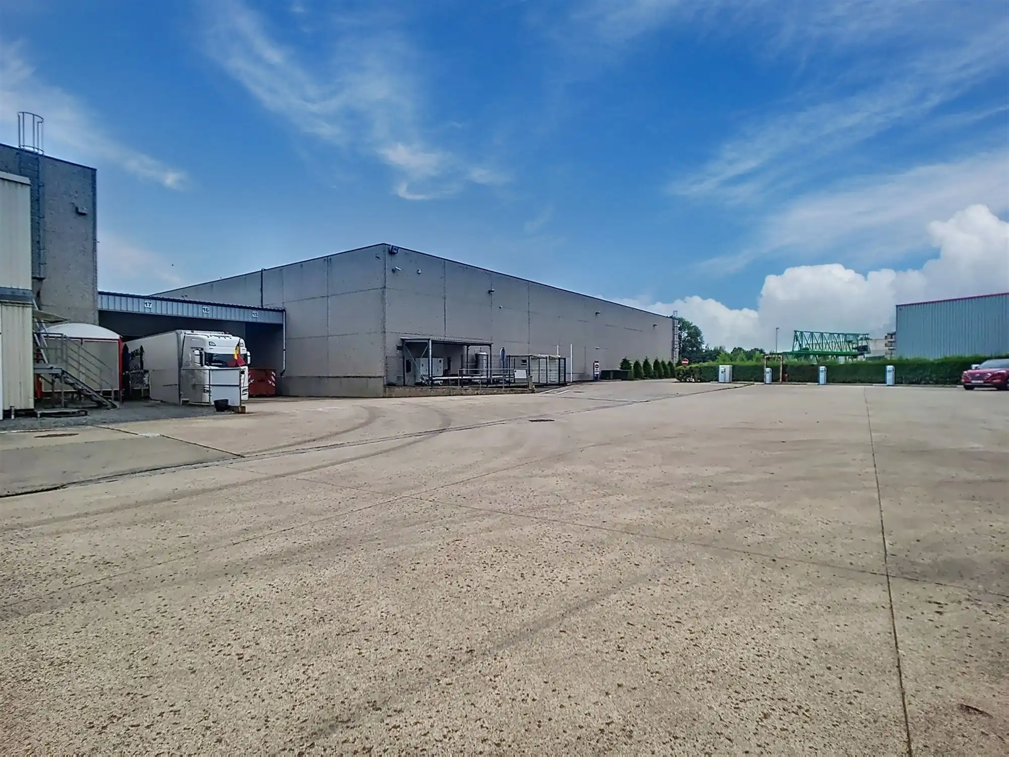 Ruim en Compleet Uitgerust Magazijn van 2000m² foto {{pictureIndex}}