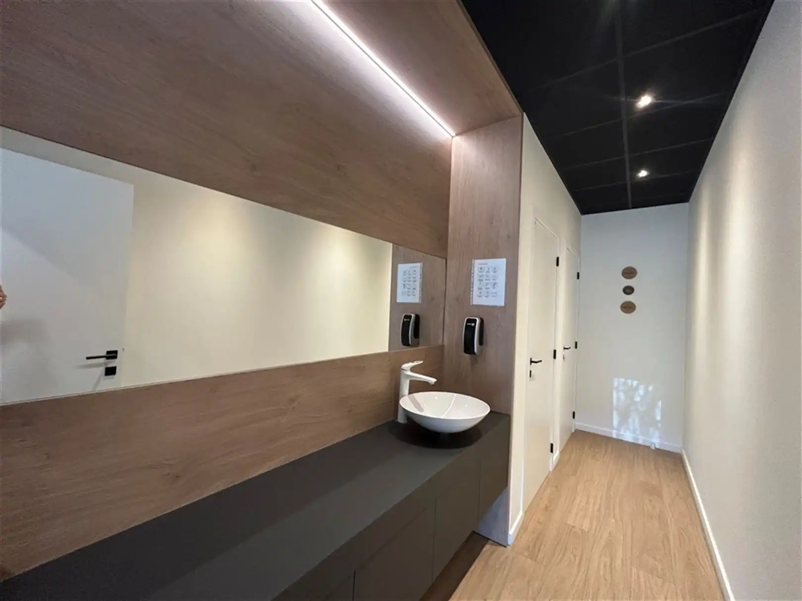 Hedendaags kantoorgebouw met magazijn foto 7