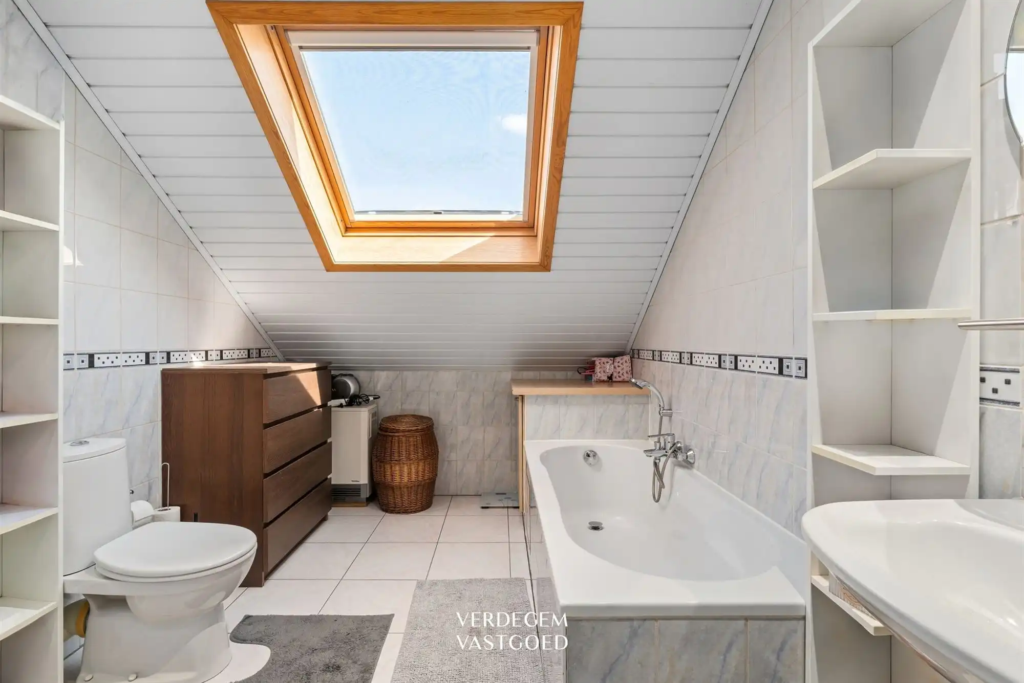 Instapklare woning met 3 slaapkamers, grote tuin en carport foto 11