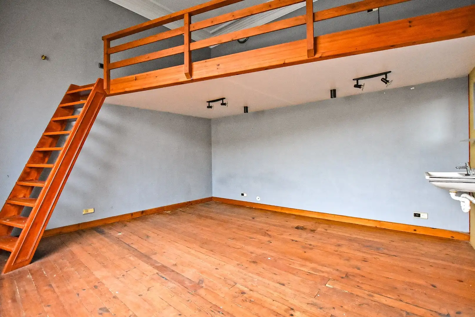 Zeer ruime te renoveren woning centrum Veurne! foto 13