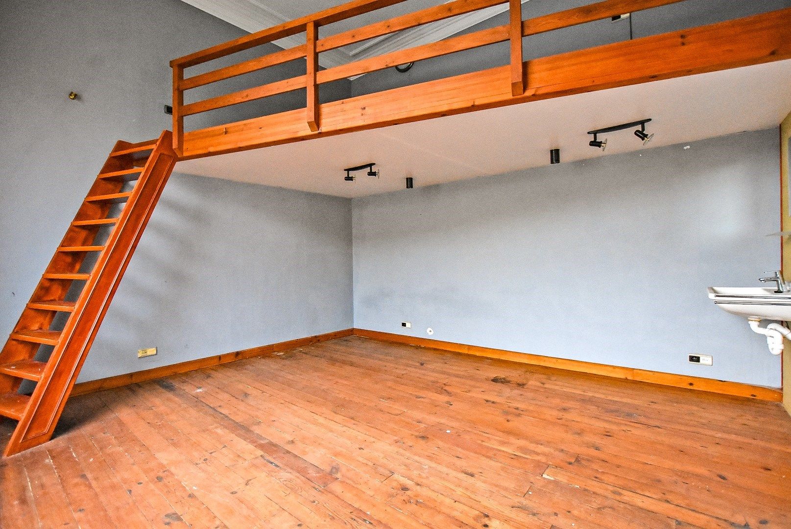 Zeer ruime te renoveren woning centrum Veurne! foto 13