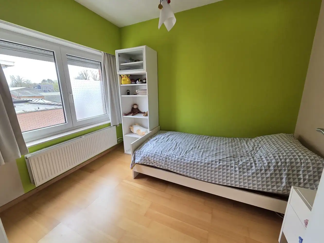 Ruime woning met 3 ruime slaapkamers en bureau, grote zolder en achterliggend weiland foto 11