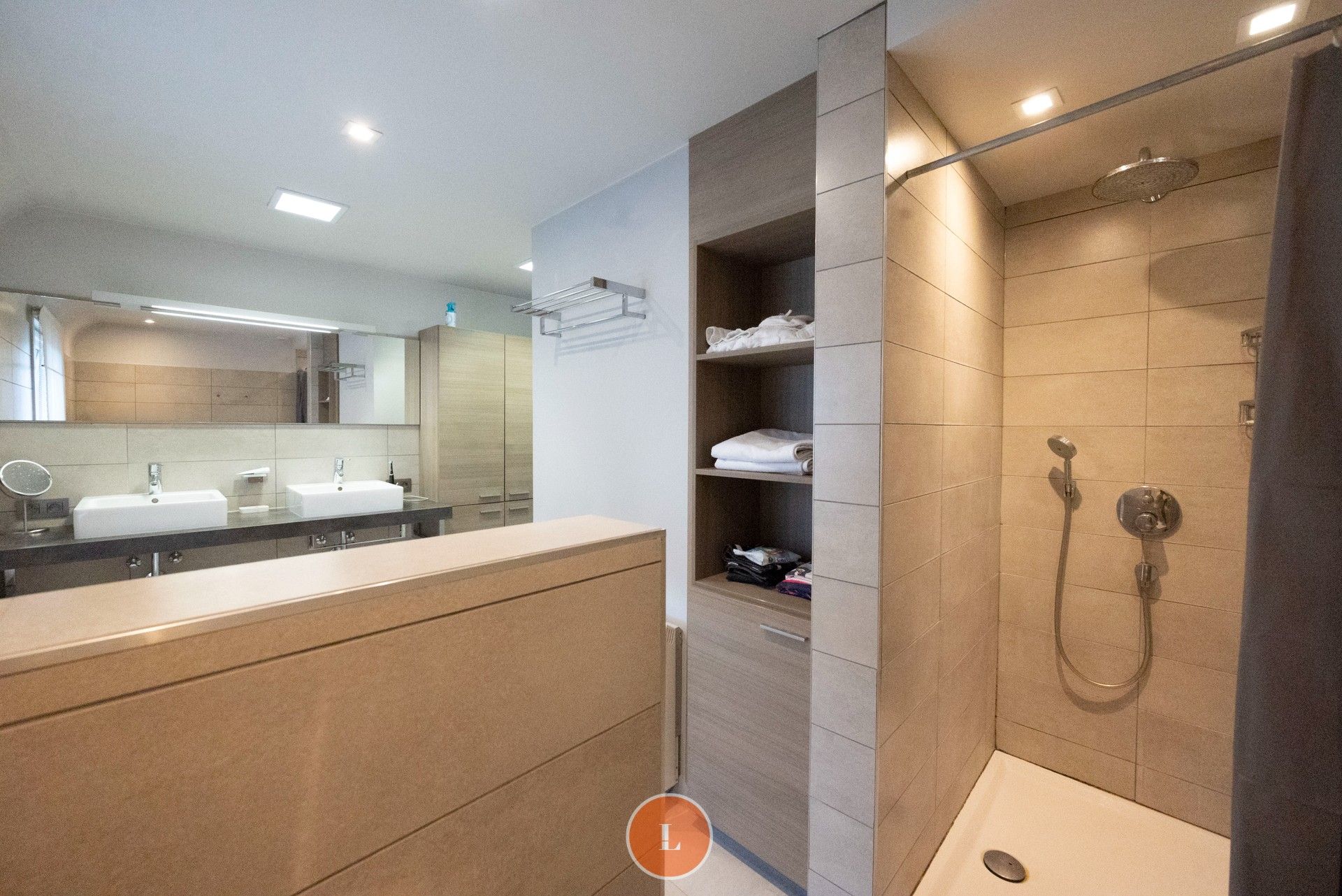 Handelspand met instapklaar zeer ruim duplexappartement. foto 9