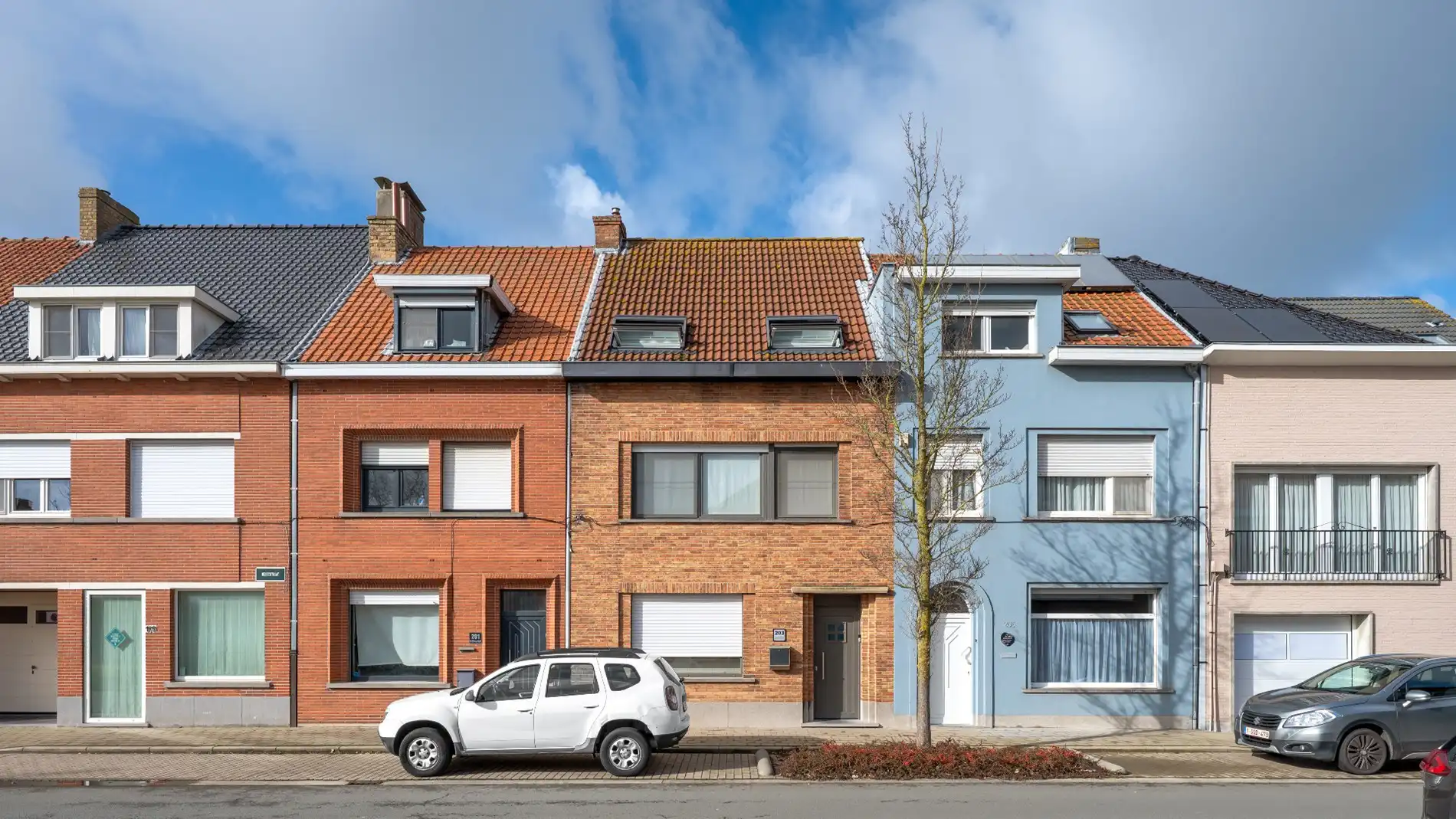  Instapklare en ruime gezinswoning met dubbele garage in het hart van Zeebrugge. foto {{pictureIndex}}