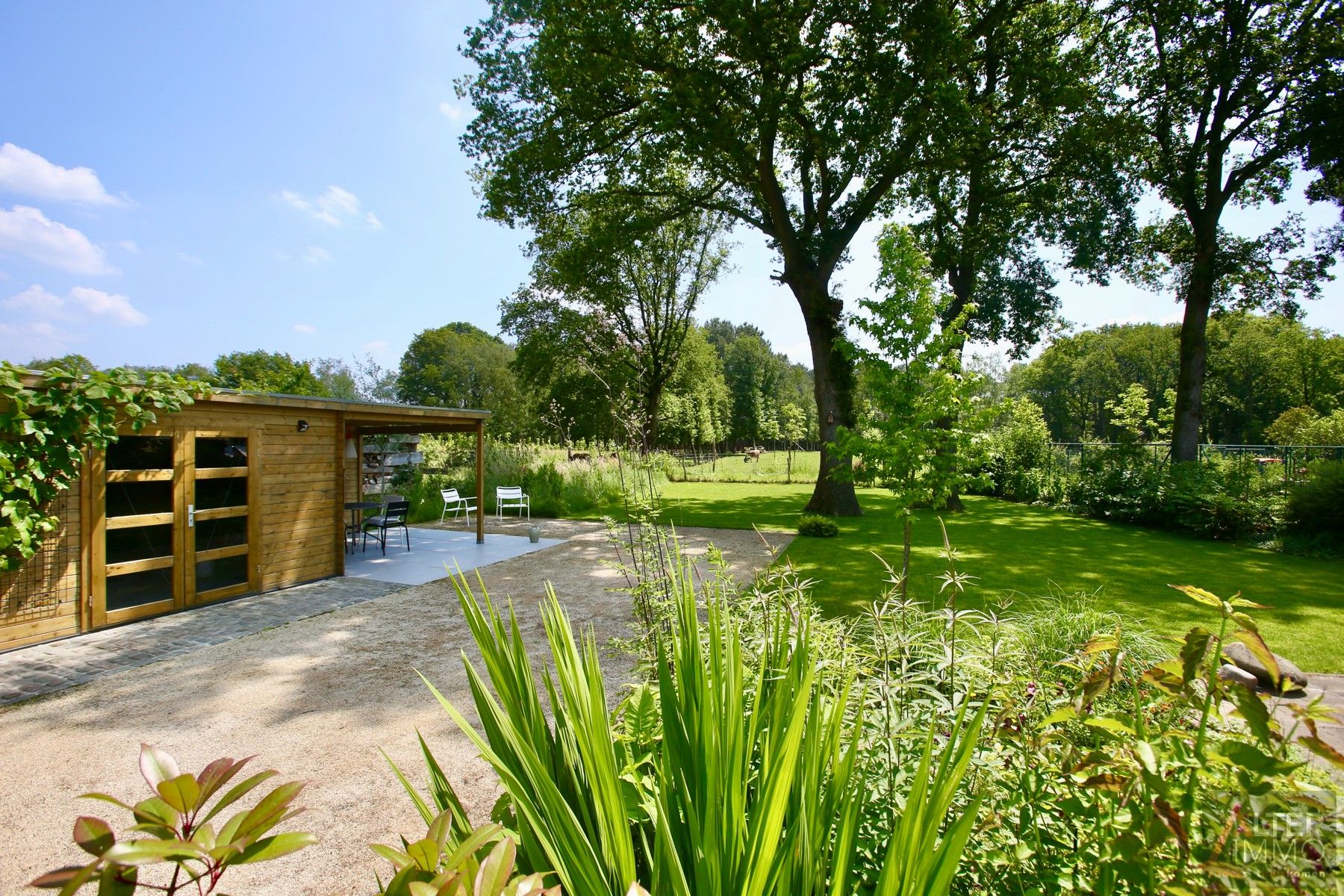 Stijlvolle, tijdloze en volledig gelijkvloerse woning met 3 slaapkamers, inpandige garage, tuinlounge en een schitterende tuin met een adembenemend uitzicht op een oase van groen! foto 23