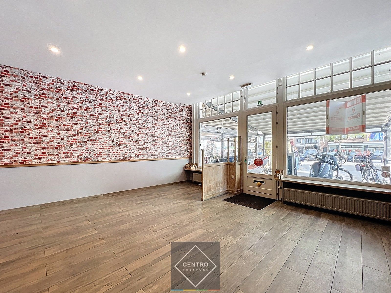 Ruim instapklaar handelspand met te renoveren woning (vroeger café Comodo en ook café Mozart) op de Grote Markt (Izegem) ! foto 7